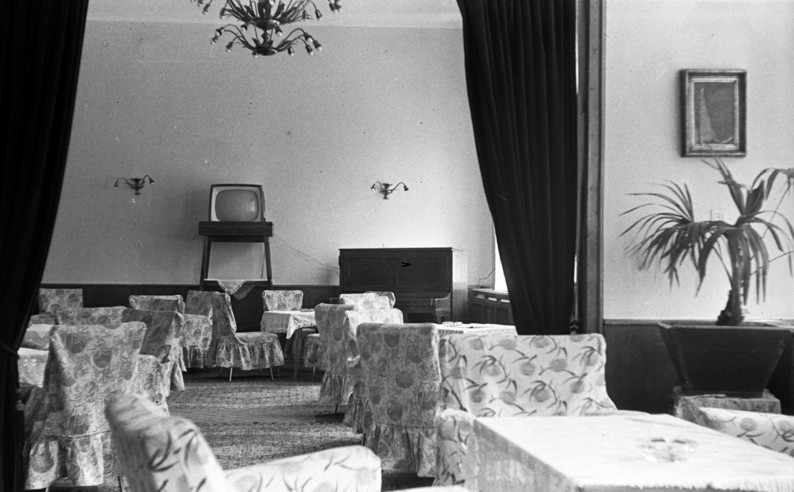 Magyarország,Balaton, Siófok, Petőfi sétány 1., Bányász-üdülő (korábban Sió és Hullám szállodák)., 1960, Beszeda László Zoltán, televízió, enteriőr, Fortepan #304291