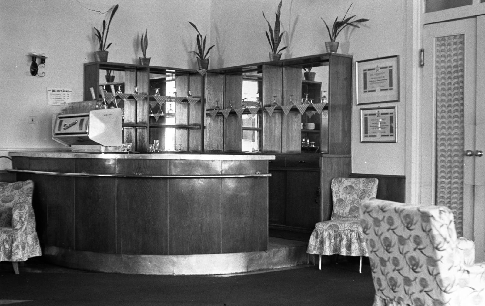 Magyarország,Balaton, Siófok, Petőfi sétány 1., Bányász-üdülő (korábban Sió és Hullám szállodák)., 1960, Beszeda László Zoltán, kávégép, pult, bárpult, Fortepan #304292
