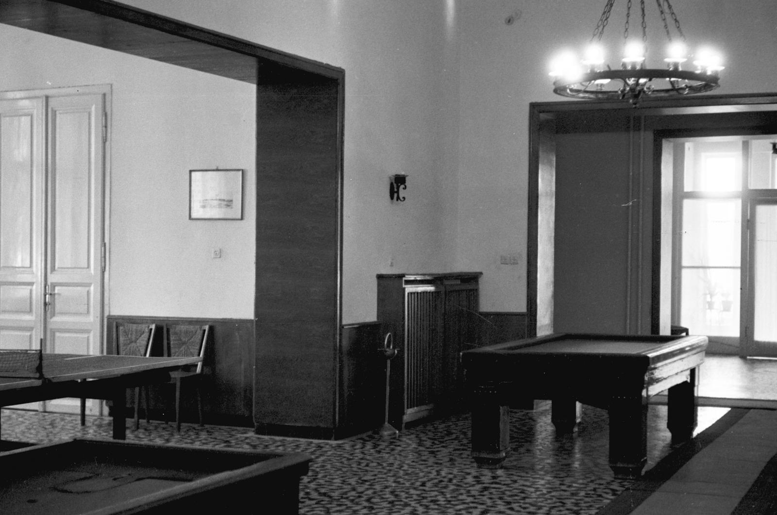 Magyarország,Balaton, Siófok, Petőfi sétány 1., Bányász-üdülő (korábban Sió és Hullám szállodák)., 1960, Beszeda László Zoltán, ping pong asztal, biliárdasztal, Fortepan #304293