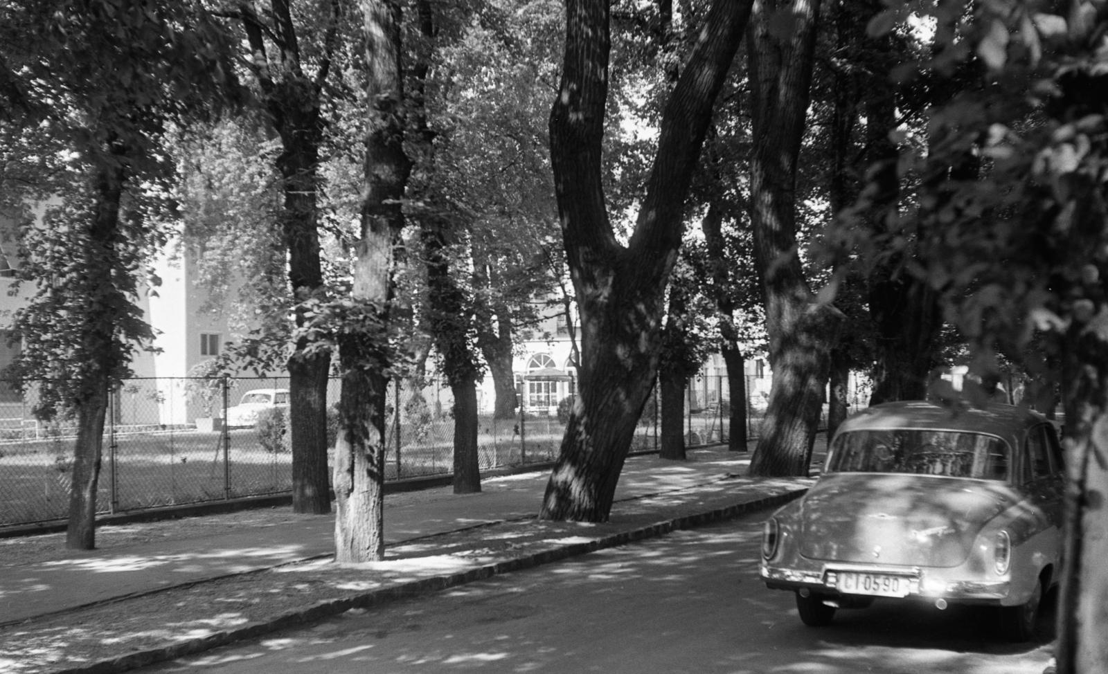 Magyarország,Balaton, Siófok, Petőfi sétány, balra az 1. szám alatt a Bányász-üdülő épületei (korábban Sió és Hullám szállodák)., 1960, Beszeda László Zoltán, Fortepan #304294