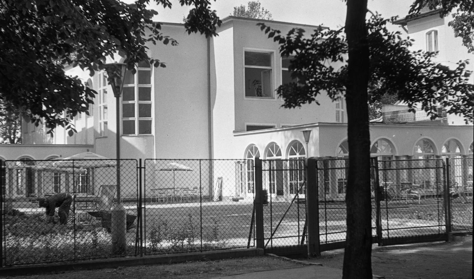 Magyarország,Balaton, Siófok, Petőfi sétány 1., a Bányász-üdülő épületei (korábban Sió és Hullám szállodák)., 1960, Beszeda László Zoltán, Fortepan #304295