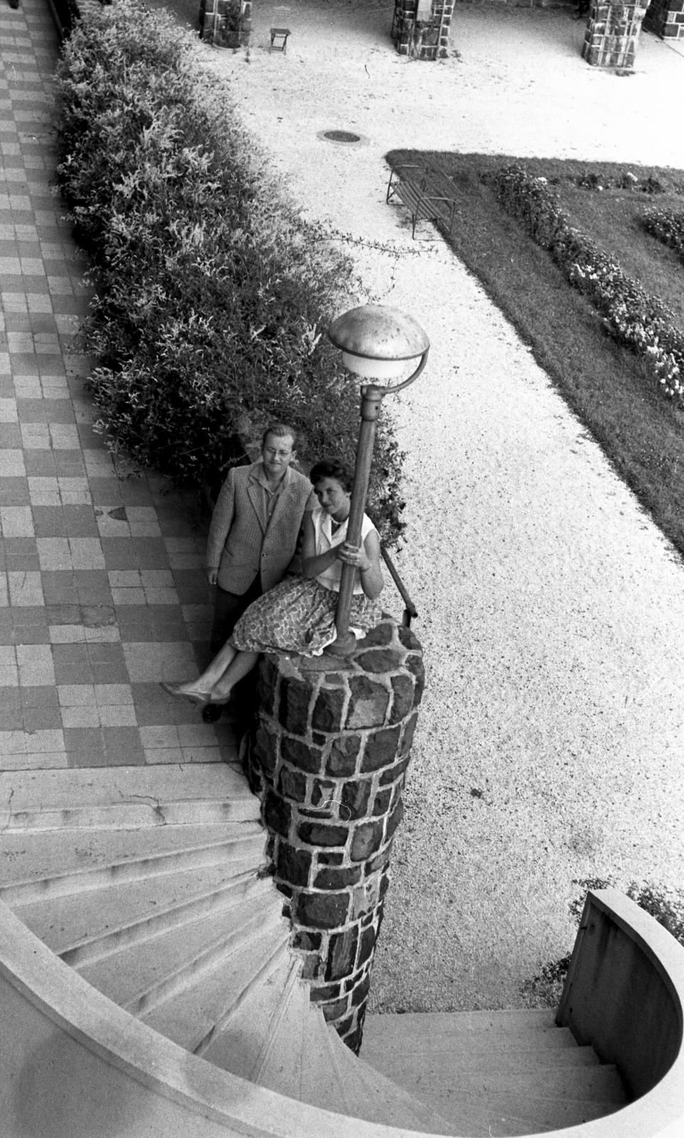 Hungary, Galyatető, Mátraszentimre, Nagyszálló., 1960, Beszeda László Zoltán, sitting on a wall, plan view, Fortepan #304296