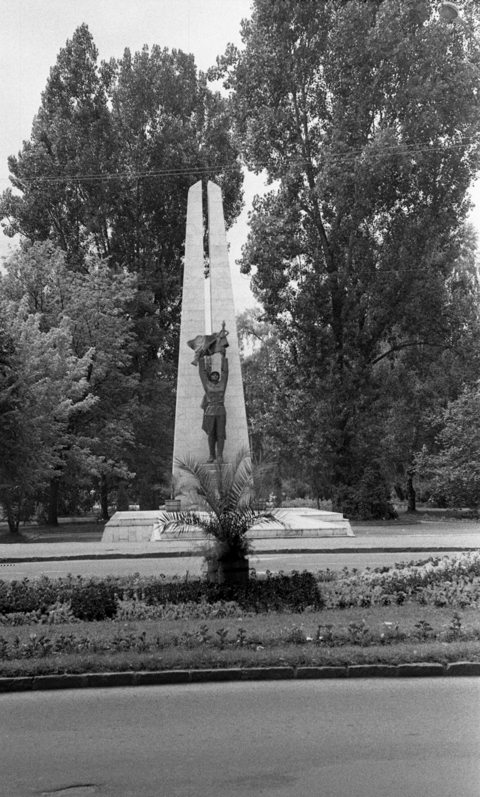 Romania,Transylvania, Miercurea Ciuc, Temesvári körút, Felszabadító Román Katona / Ismeretlen Katona Emlékműve a Központi parkban., 1975, Beszeda László Zoltán, Fortepan #304300