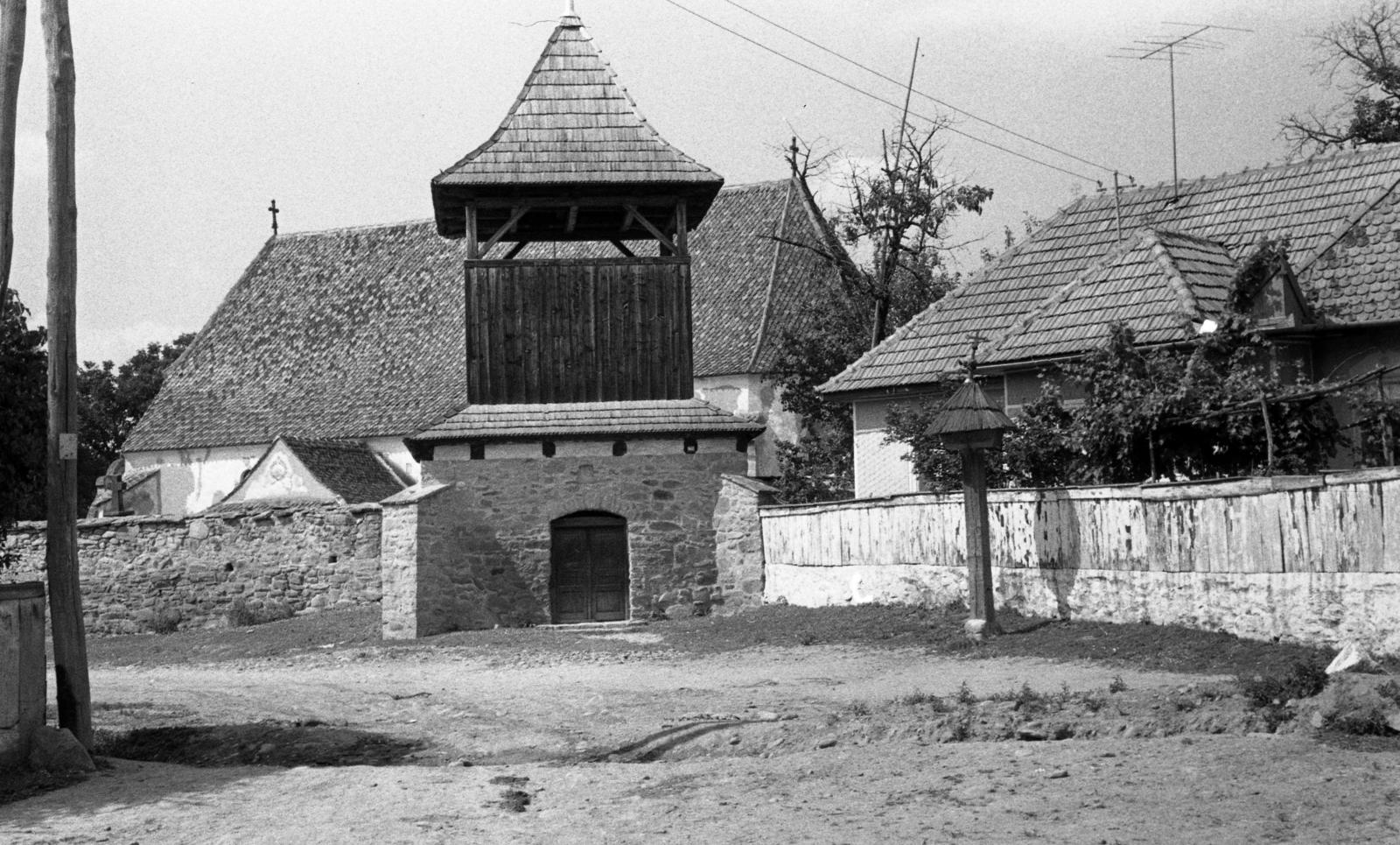 Romania,Transylvania, védőfal és a haragtorony a Szent Imre-templom előtt., 1975, Beszeda László Zoltán, bell tower, Fortepan #304301