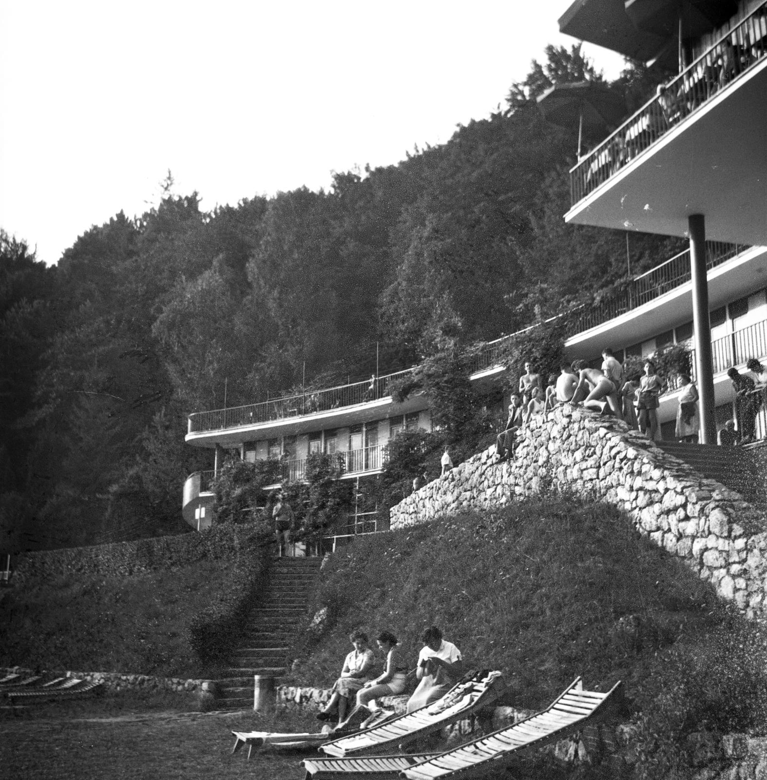 Slovakia, Trenčianske Teplice, a Zöld Béka (Zelená žaba) uszoda., 1955, Bán Tamás, Fortepan #304327