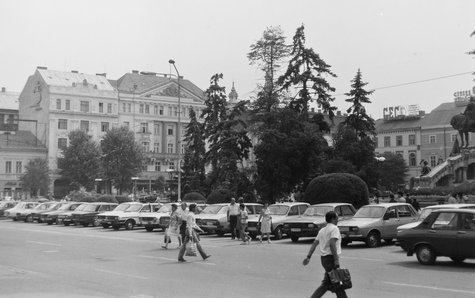 Romania,Transylvania, Cluj-Napoca, Fő tér, Hunyadi Mátyás emlékműve., 1985, Németh Tamás, Skoda-brand, Renault-brand, Lada-brand, Dacia-brand, King Mathias portrayal, Fortepan #30433