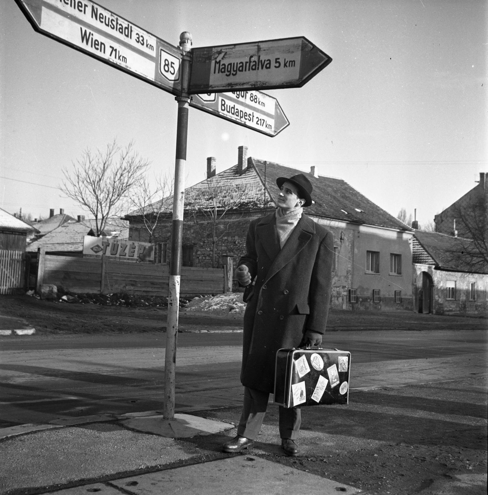 Hungary, Sopron, útjelző oszlop a Győri (85-ös) út mellett, jobbra a Harka (Magyarfalva) felé vezető Kőszegi út., 1955, Bán Tamás, suitcase stickers, suitcase, road signs, Fortepan #304333