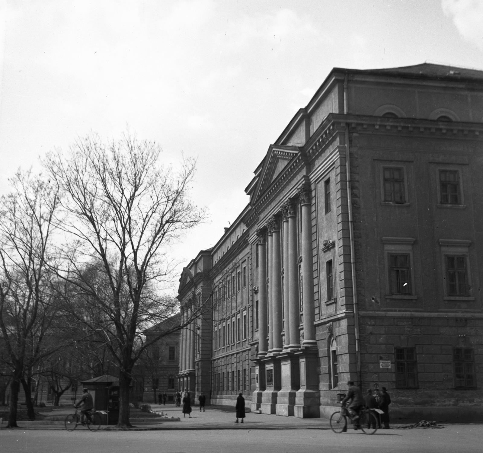 Hungary, Debrecen, Kálvin tér, Református Kollégium. Előtérben jobbra a Darabos utca., 1957, Bán Tamás, Fortepan #304339