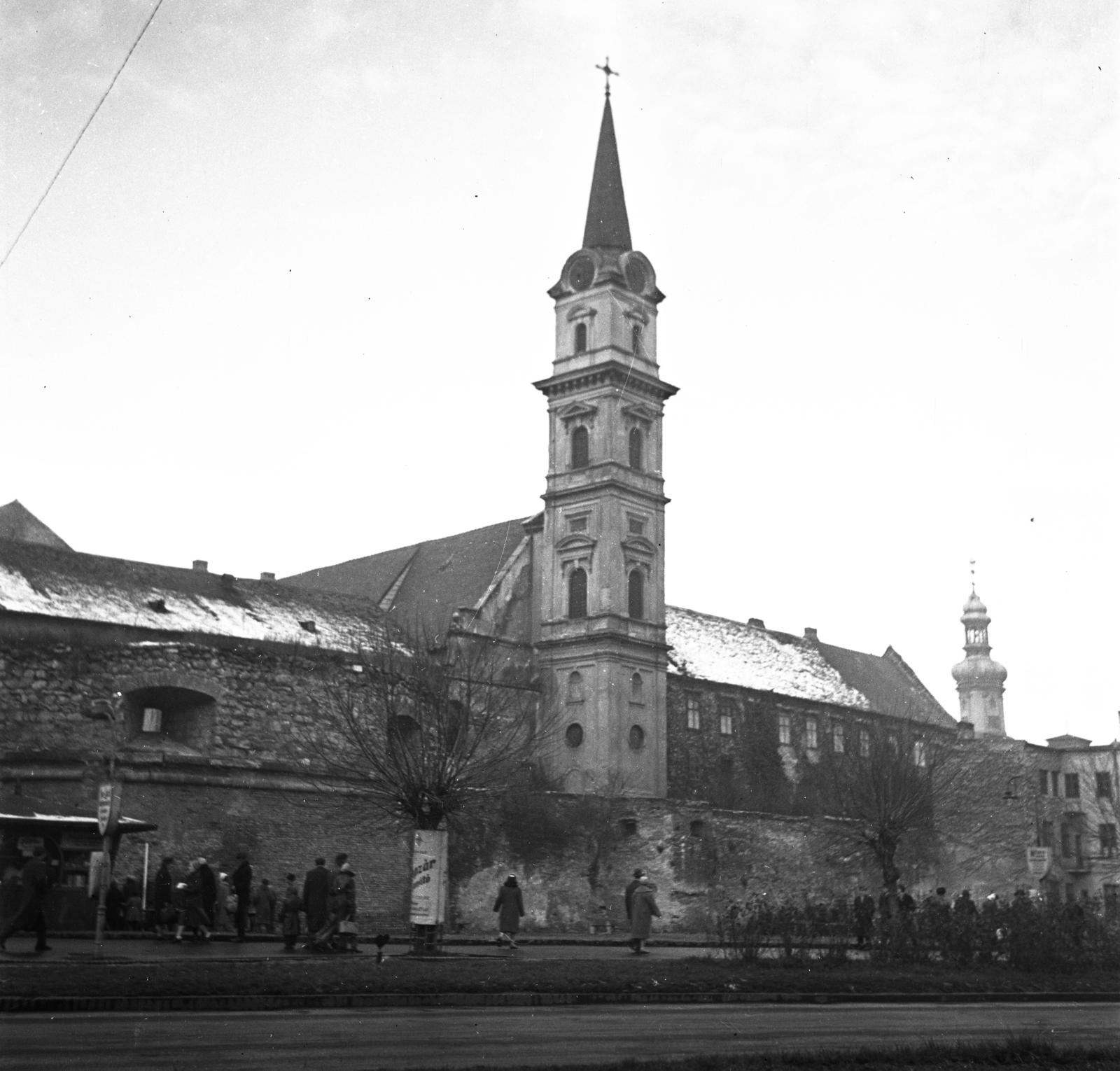 Magyarország, Sopron, Várkerület (Lenin körút). Balra a Nagy Rondella, szemben a Szent György-templom és jobbra a Tűztorony., 1957, Bán Tamás, Fortepan #304348