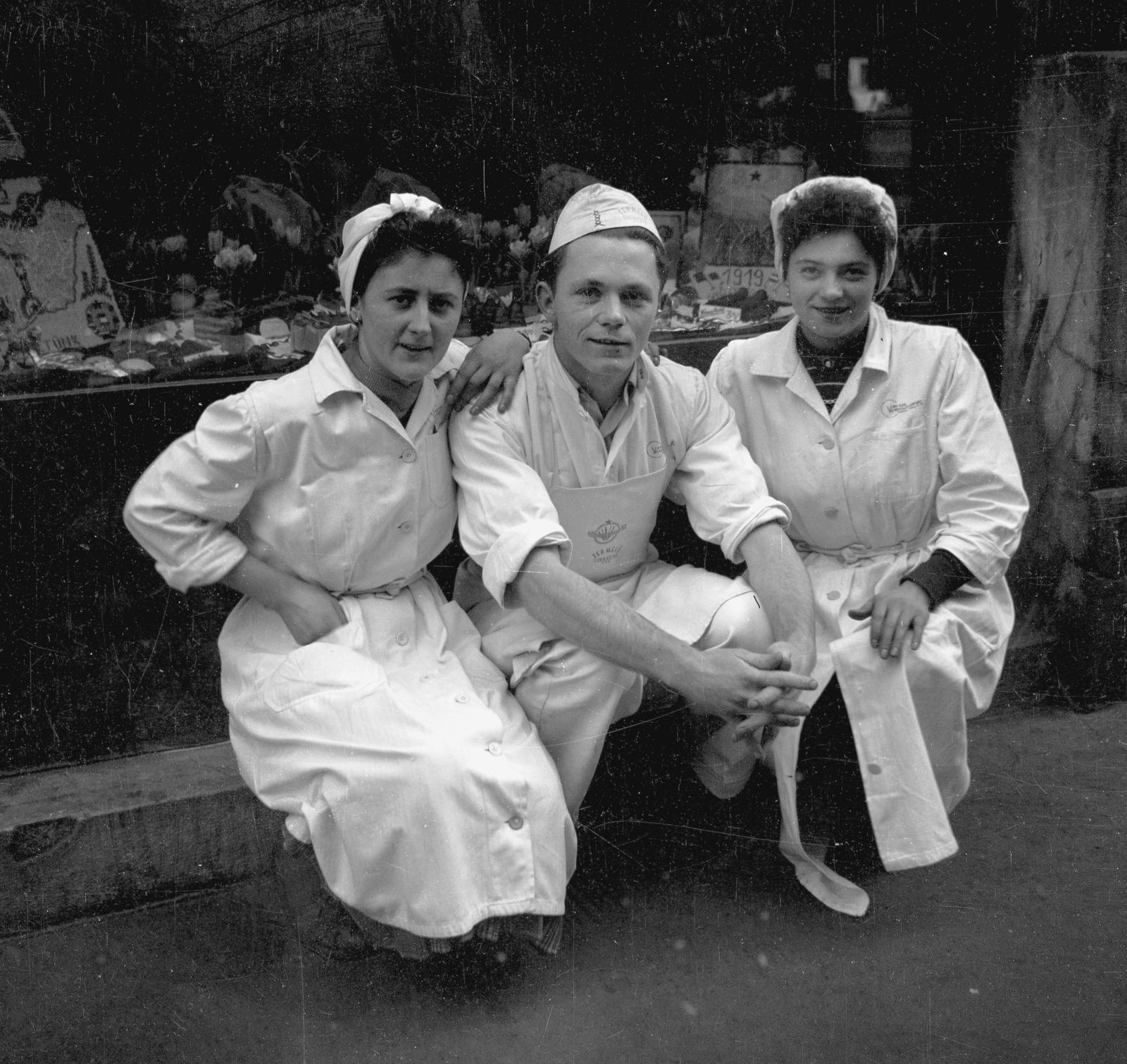 1954, Bán Tamás, guggolás, munkaköpeny, hárman, Fortepan #304353