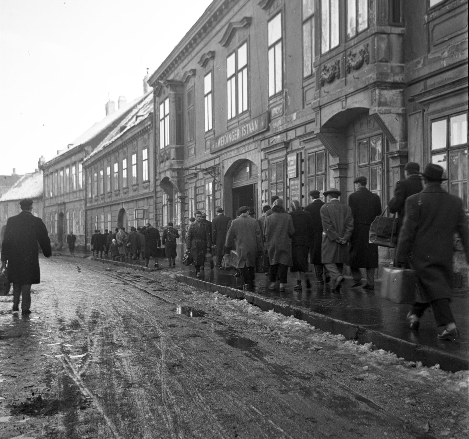 Magyarország, Sopron, Móricz Zsigmond utca, a felvétel 6-os számú ház előtt készült., 1960, Bán Tamás, kézitáska, járda, háttal, járókelő, kabát, sár, Fortepan #304366