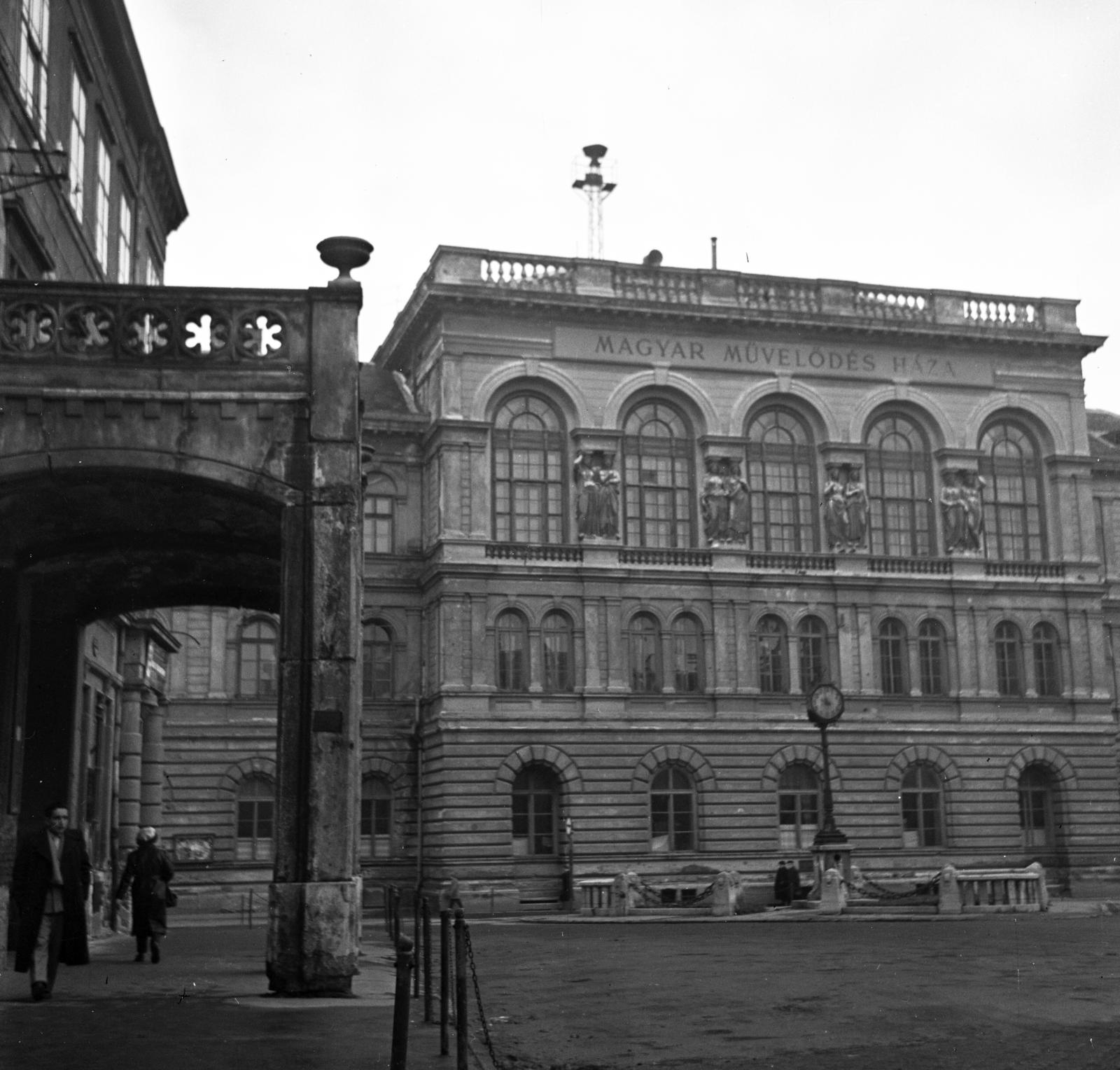 Magyarország, Sopron, Széchenyi tér, a felvétel az Újhelyi-ház előtt készült. Szemben a Liszt Ferenc Konferencia és Kulturális Központ (egykor Kaszinó, majd Magyar Művelődés Háza), 1960, Bán Tamás, épületszobor, kváderkő, épület, művelődés, köztéri óra, Fortepan #304367