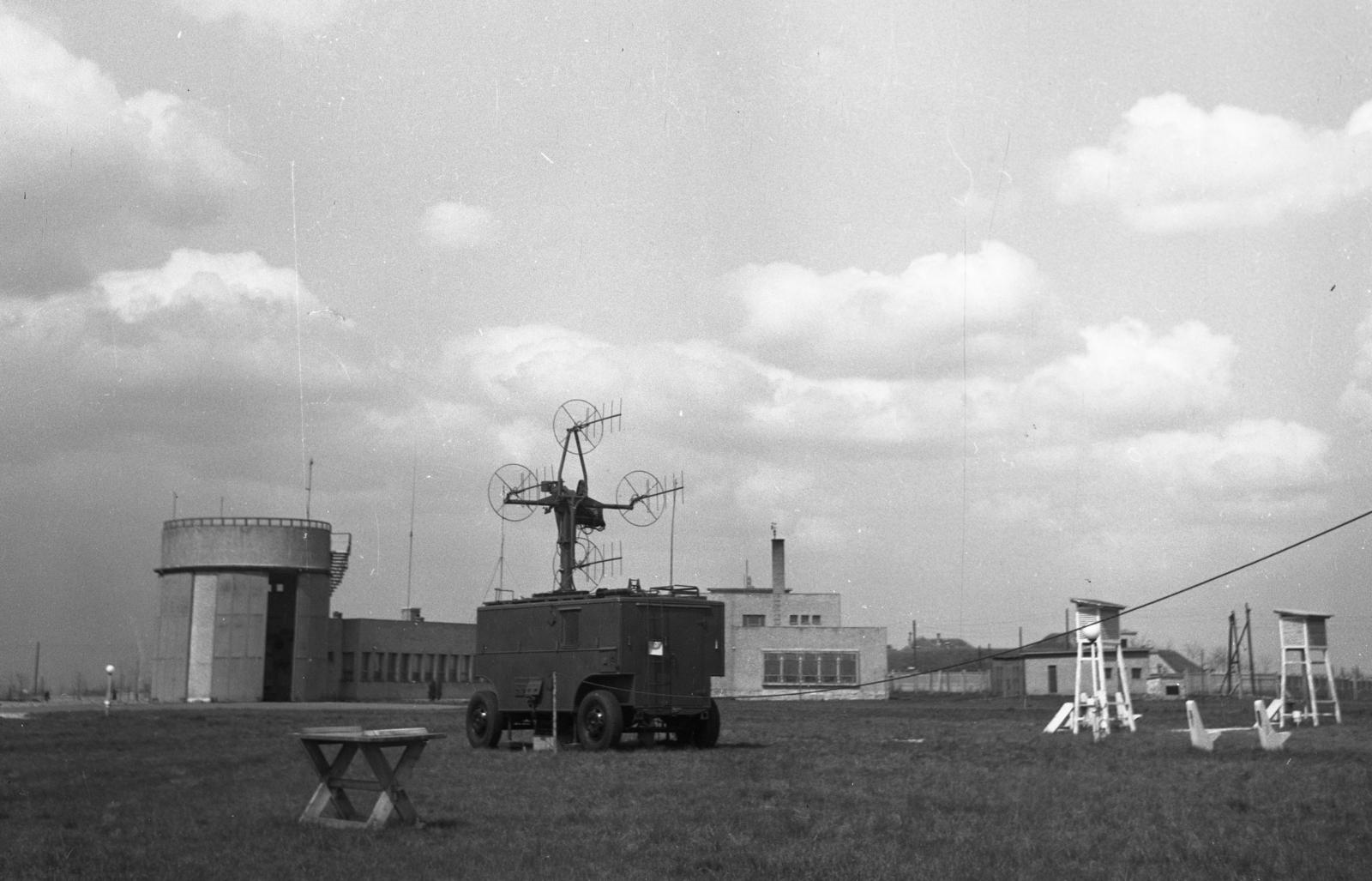 Hungary, Budapest XVIII., Gloriette domb, ekkor névtelen közterület, később Gilice térnek nevezték el. Az Országos Meteorológiai Intézet pestszentlőrinci megfigyelő állomása, majd HungaroMet Marczell György Főobszervatórium. Meteorológia rádiószondák követésére szolgáló szovjet gyártmányú Malachit típusú radar, 1957, Bán Tamás, weather station, instrument, Budapest, Fortepan #304369