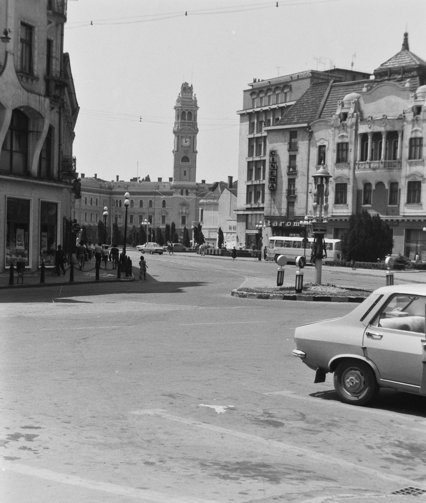 Romania,Transylvania, Oradea, Bémer tér (Piata Regele Ferdinand I), háttérben a városháza óratornya., 1985, Németh Tamás, Skoda-brand, Dacia-brand, tower, public building, eclectic architecture, Kálmán Rimanóczy-design, Fortepan #30437