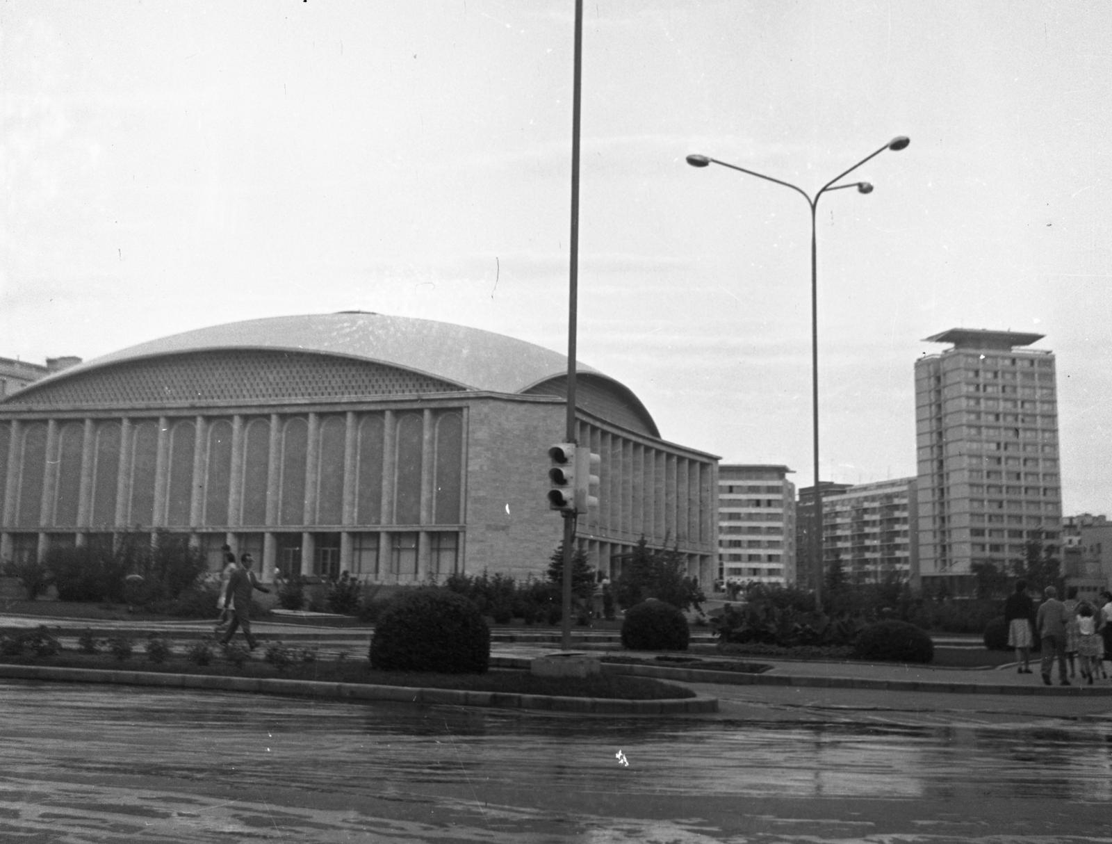 Romania, Bucharest, Strada Știrbei Vodă, szemben a Sala Palatului koncertterem., 1961, Bán Tamás, tall house, modern architecture, Fortepan #304371