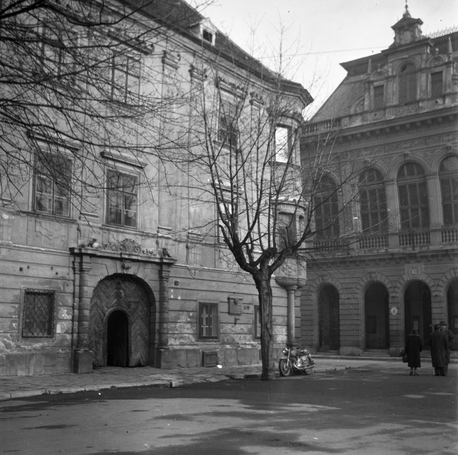 Hungary, Sopron, Fő (Beloiannisz) tér, balra a Storno-ház, jobbra a Városháza., 1961, Bán Tamás, arch, memorial plaque, gate, Fortepan #304373
