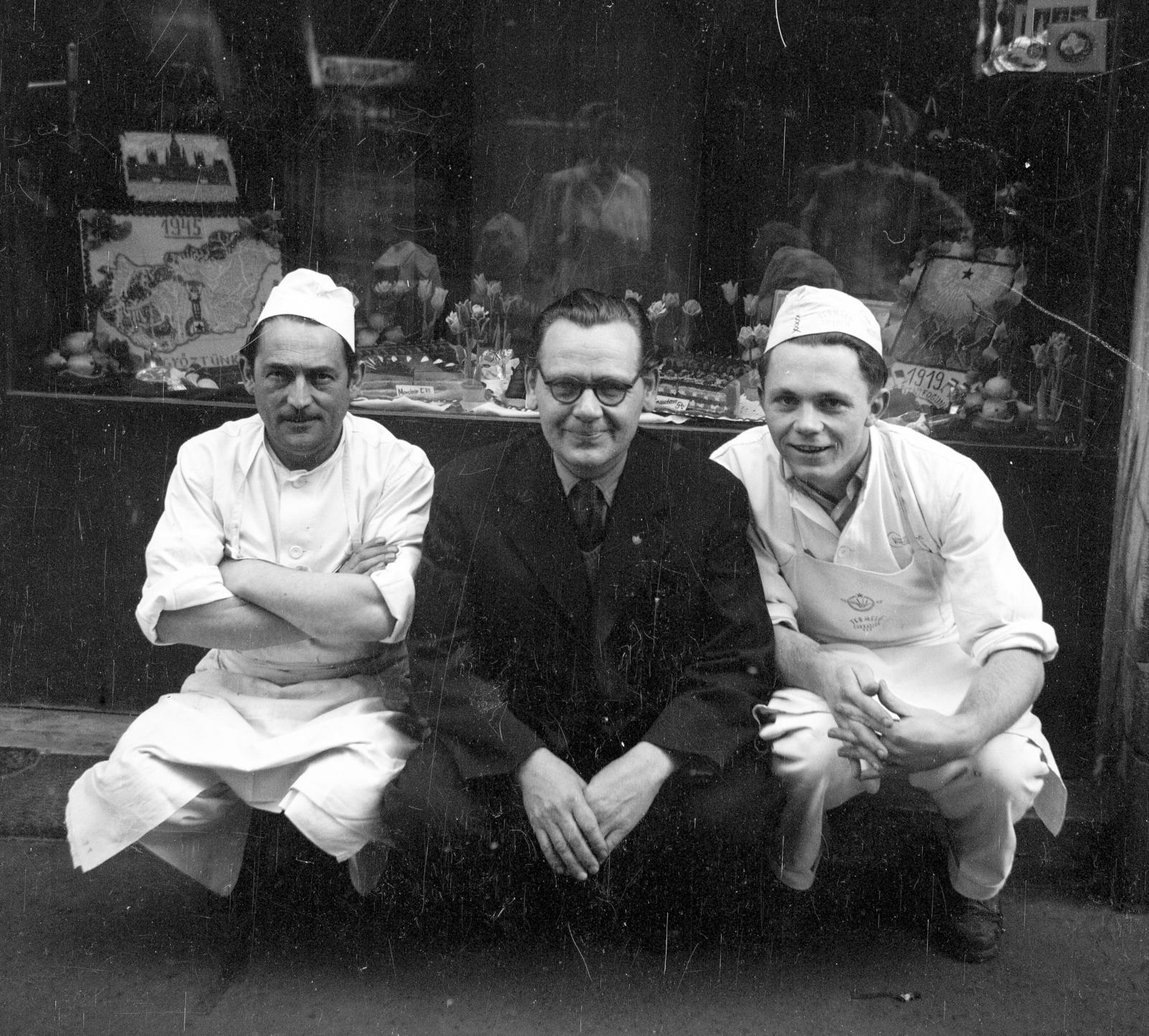 1958, Bán Tamás, pastry shop, confectioner, Show window, men, three people, Fortepan #304393