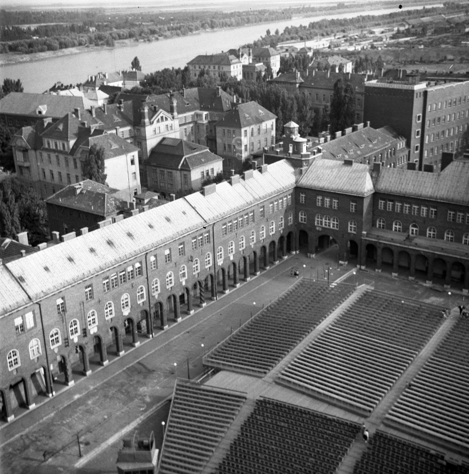Hungary, Szeged, kilátás a Fogadalmi templom tornyából, előtérben a Dóm tér, a szabadtéri játékok nézőtere. Az egyetem épületsora mögött balra a sebészeti klinika tömbje., 1962, Bán Tamás, archway, bird's eye view, Fortepan #304398