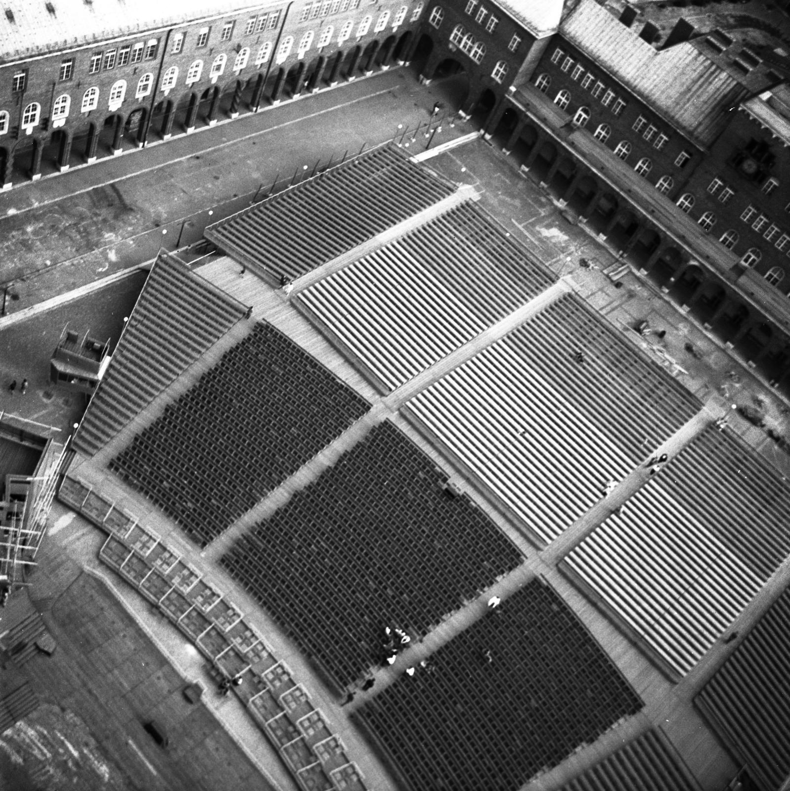 Magyarország, Szeged, Dóm tér, kilátás a Fogadalmi templom tornyából, középpontban a szabadtéri játékok nézőtere az egyetem épületei előtt., 1962, Bán Tamás, nézőtér, felülnézet, Fortepan #304399