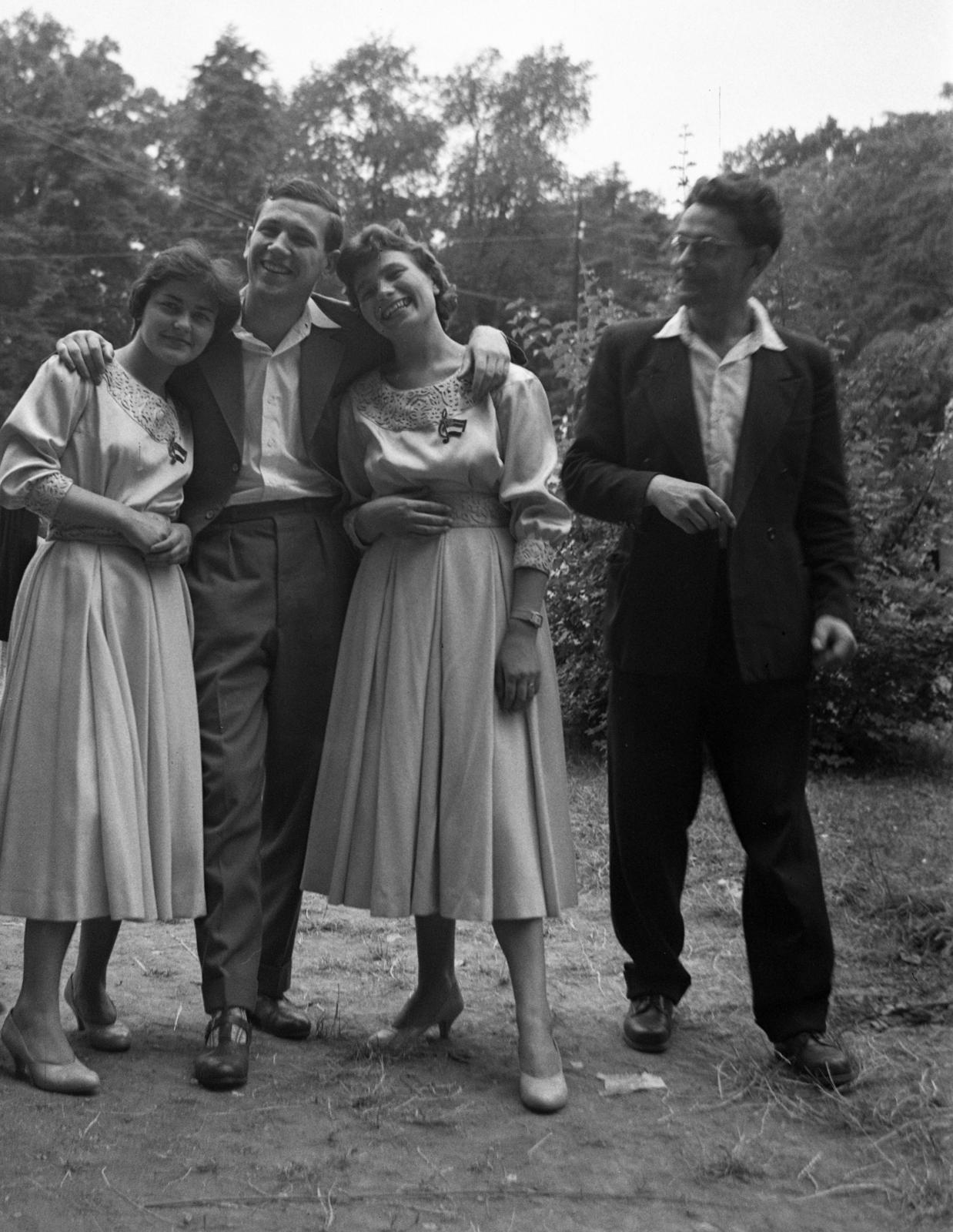 1957, Bán Tamás, ünneplő ruha, fiatalság, karok a vállon, Fortepan #304405