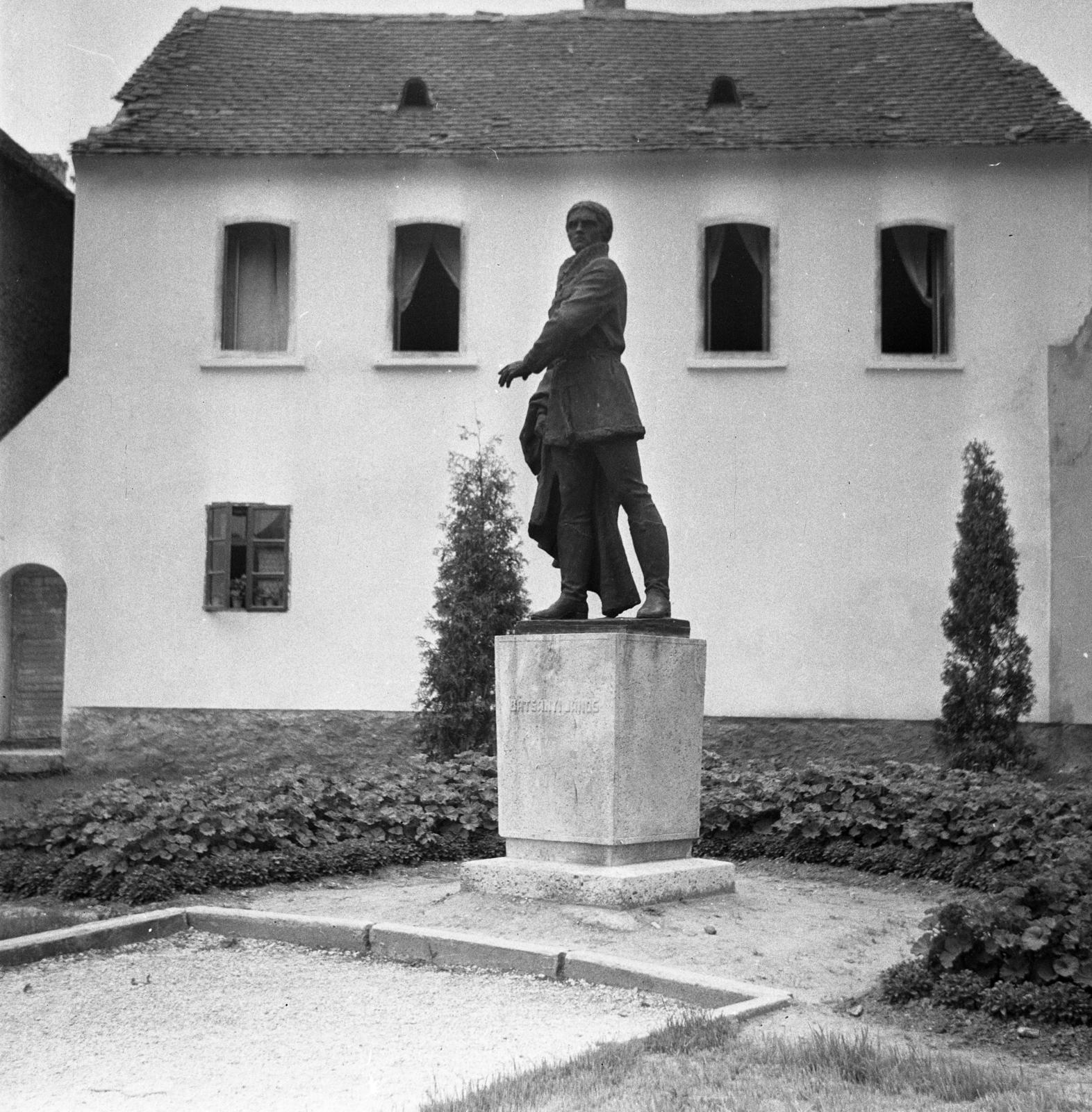 1960, Bán Tamás, János Batsányi-portrayal, sculpture, Fortepan #304407