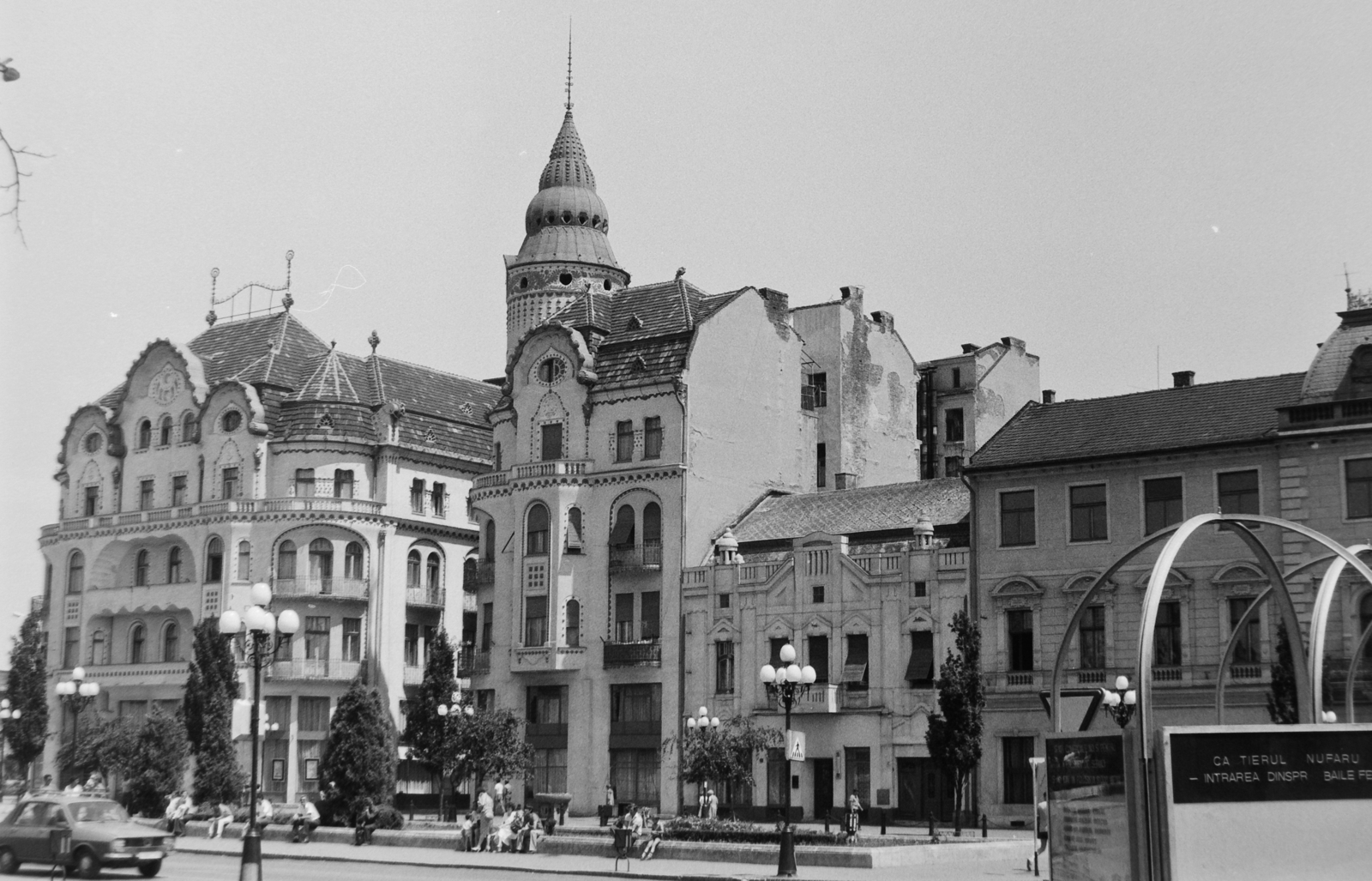 Románia,Erdély, Nagyvárad, Szent László tér (Piata Unirii), szemben balra a Sas palota / Fekete Sas szálló., 1985, Németh Tamás, Renault-márka, szecesszió, palota, Komor Marcell-terv, Jakab Dezső-terv, Fortepan #30441