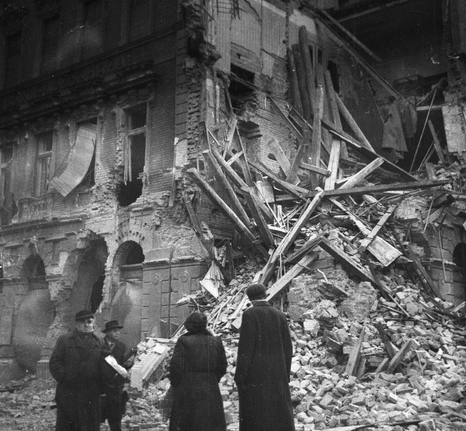 Hungary, Budapest VI., Hunyadi tér, romos épület a Szófia utca - Csengery utca sarkán., 1956, Bán Tamás, damaged building, Budapest, photo aspect ratio: square, Fortepan #304415