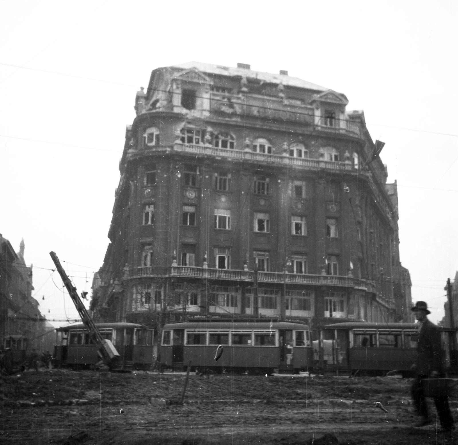 Magyarország, Budapest VIII.,Budapest IX., Kálvin tér, balra az Üllői út, jobbra a Ráday utca torkolata., 1956, Bán Tamás, épületkár, Budapest, járműroncs, villamos, Fortepan #304428