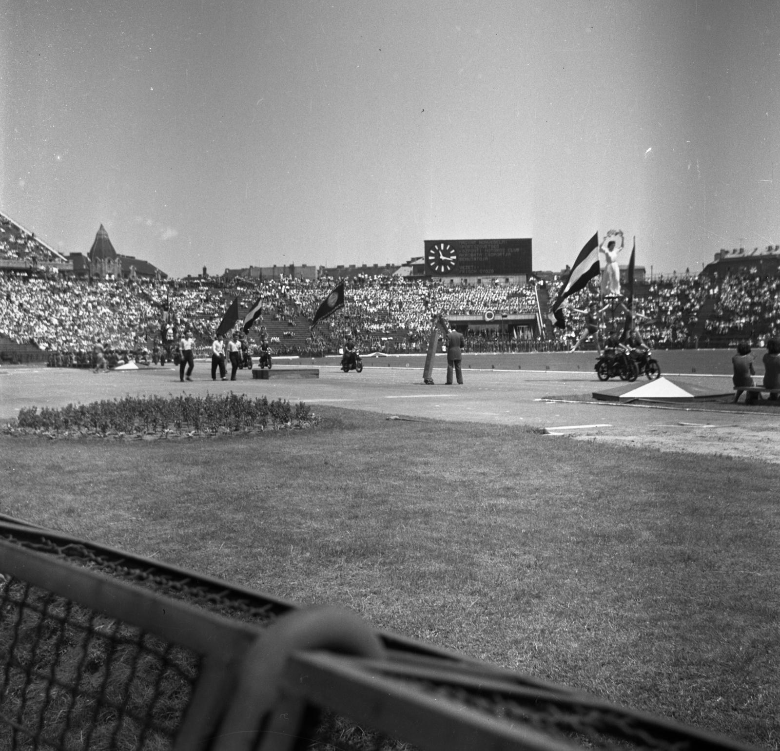 1960, Bán Tamás, stadion, felvonulás, zászló, közönség, Fortepan #304430
