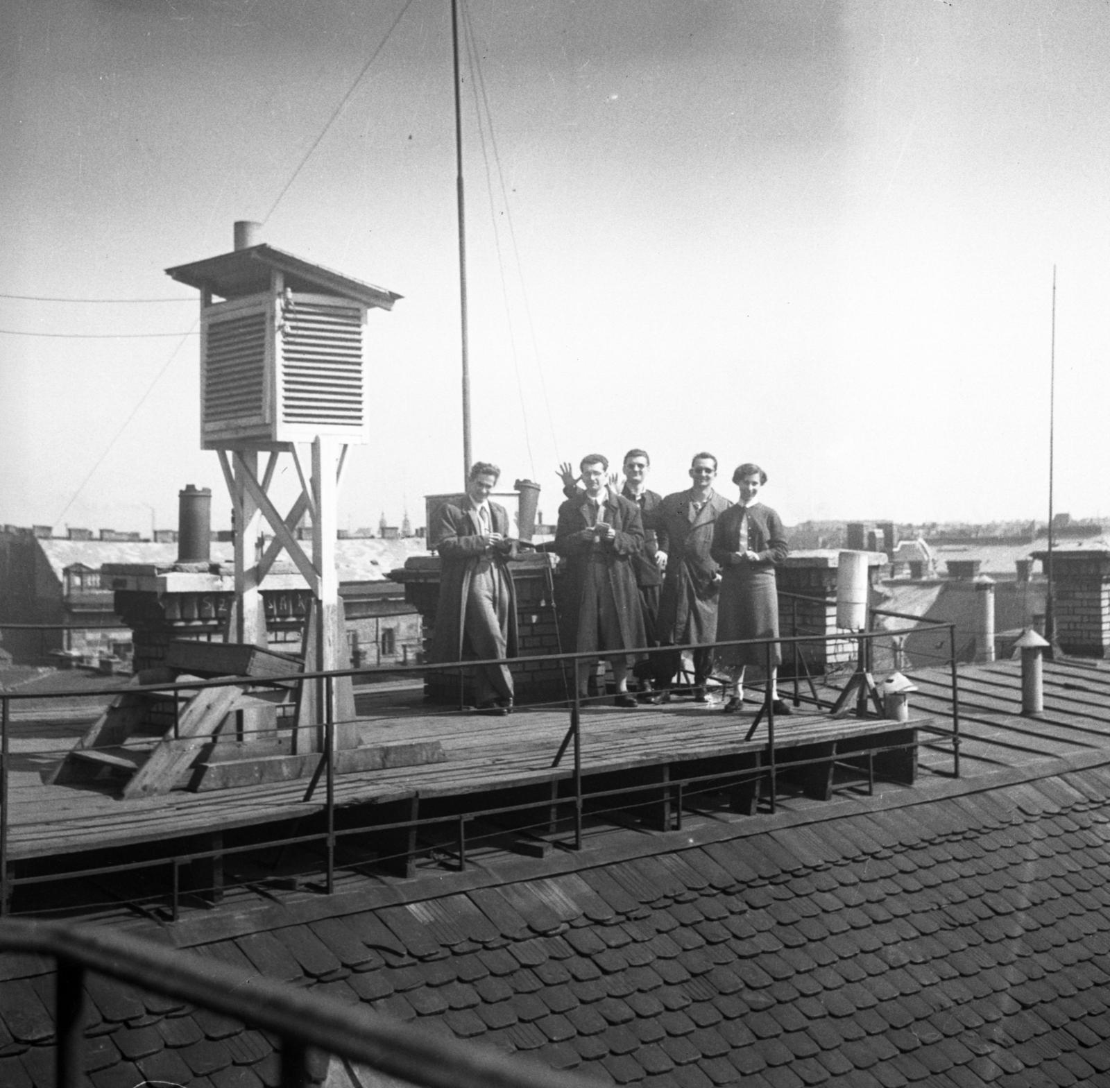 Hungary, Budapest VIII., Múzeum körút 8., meteorológiai megfigyelőállomás az ELTE Trefort-kerti Főépületének tetején., 1955, Bán Tamás, weather station, roof, Budapest, Fortepan #304433
