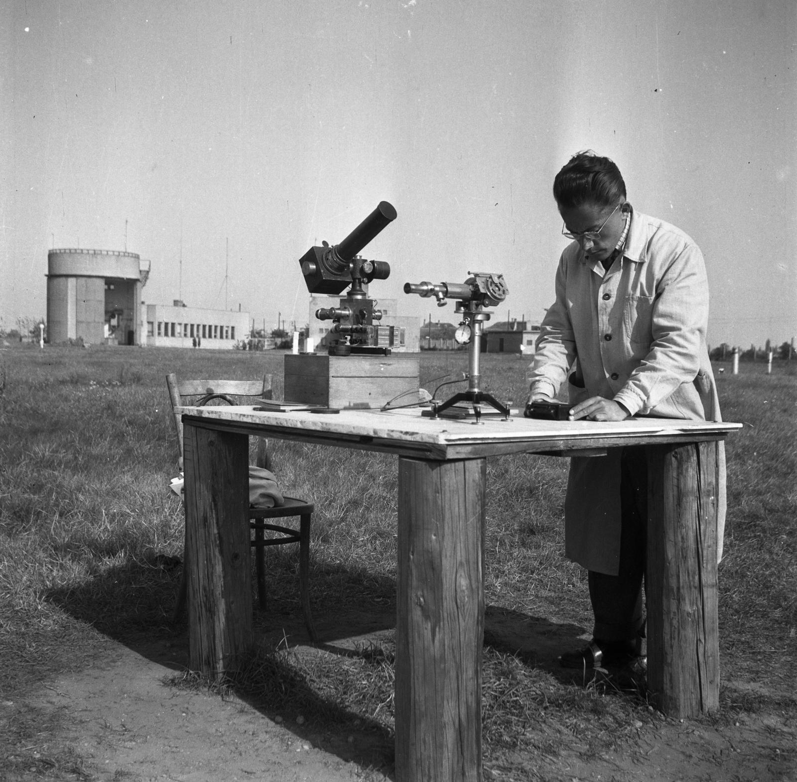 Magyarország, Budapest XVIII., Gloriette domb, ekkor névtelen közterület, később Gilice térnek nevezték el. Az Országos Meteorológiai Intézet pestszentlőrinci megfigyelő állomása, majd HungaroMet Marczell György Főobszervatórium. Spektroszkópos / spektométeres mérőeszközök., 1955, Bán Tamás, műszer, asztal, Budapest, Fortepan #304436