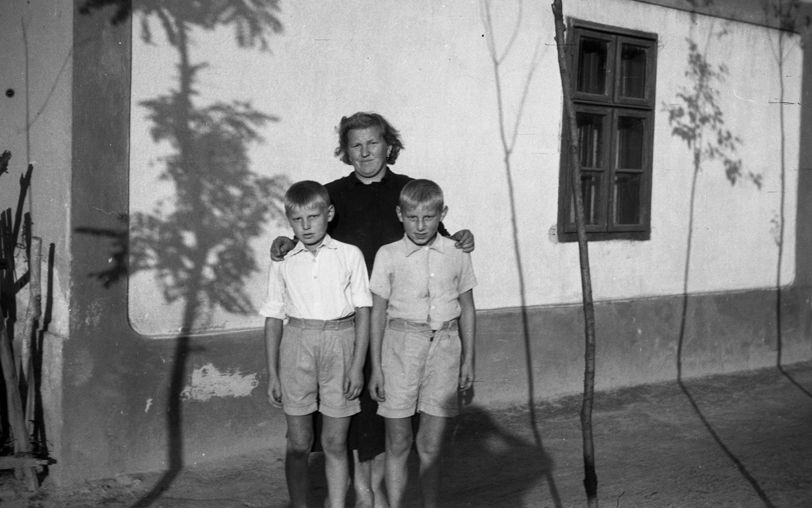 1959, Bán Tamás, árnyék, rövidnadrág, hárman, anya, fiúk, Fortepan #304441