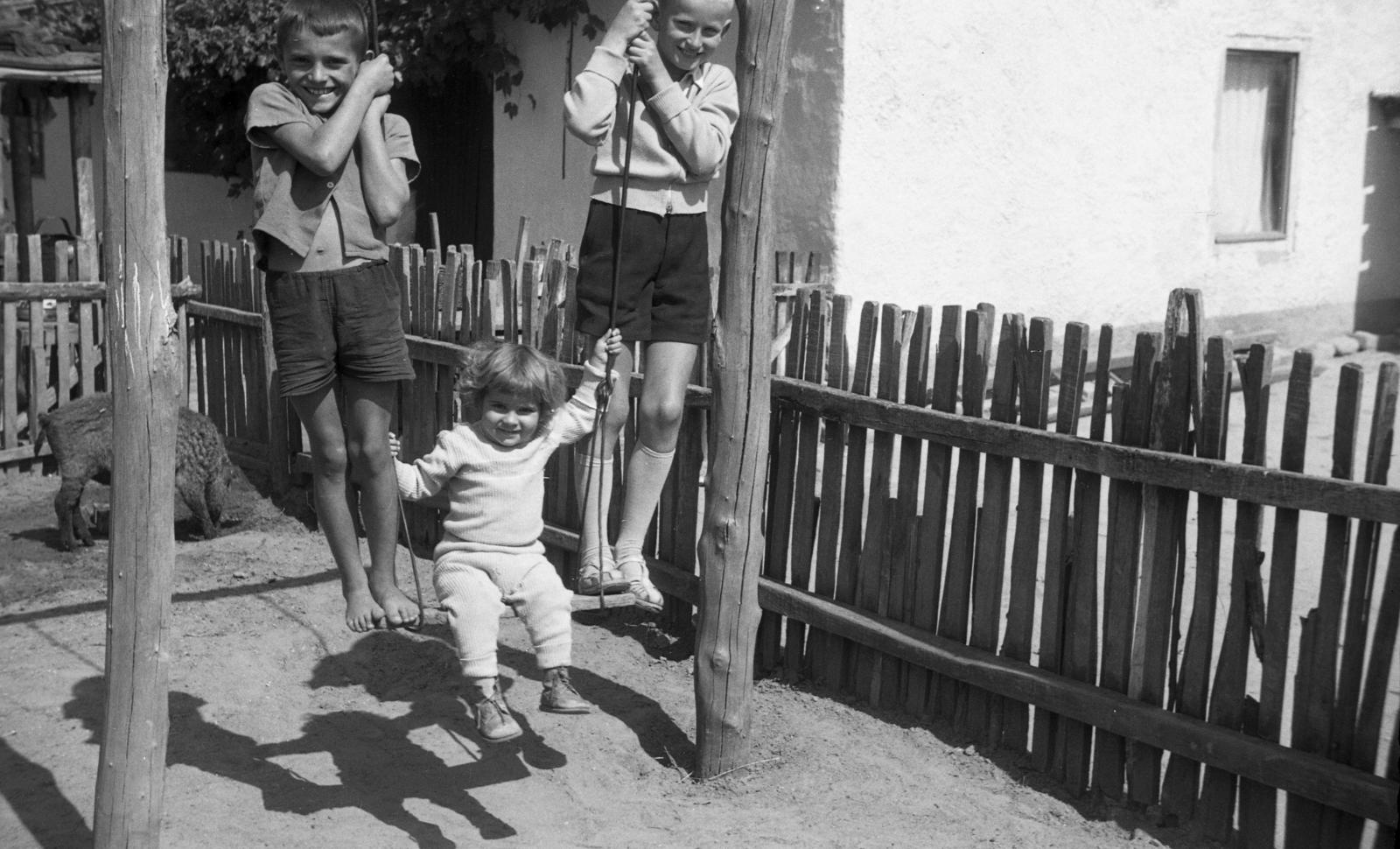 1959, Bán Tamás, hinta, udvar, gyerekek, Fortepan #304442