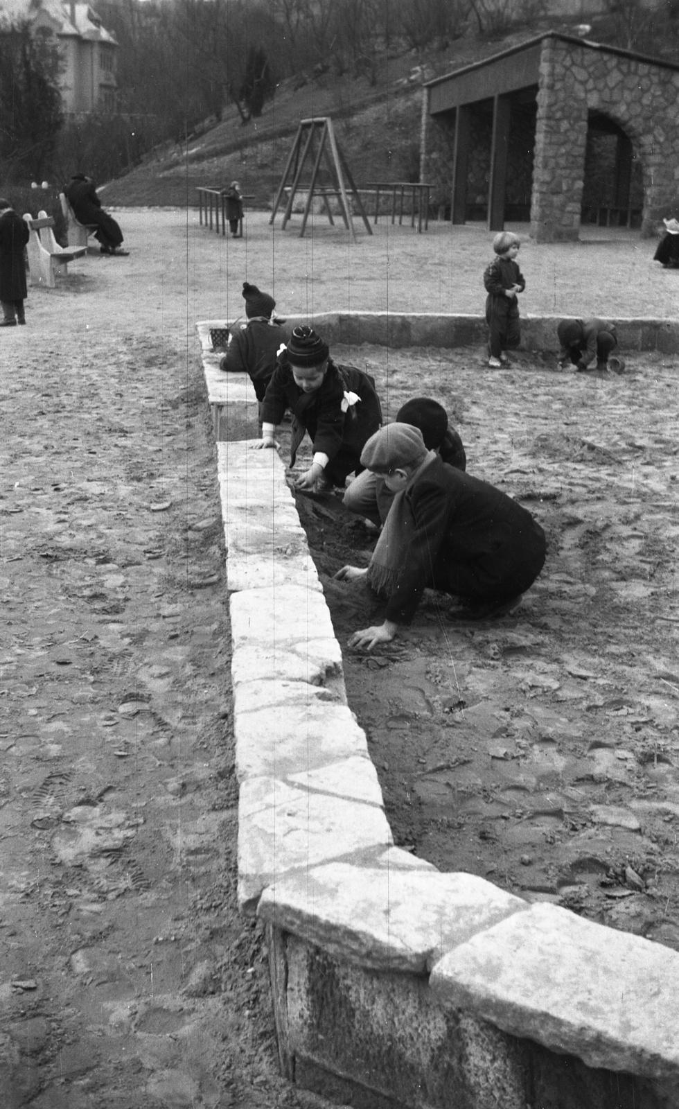 Hungary, Budapest XI., játszótér a Gellért Gyógyfürdővel szemben a későbbi Szabó Dezső sétányon., 1962, Bán Tamás, sandpit, playground, Budapest, Fortepan #304448