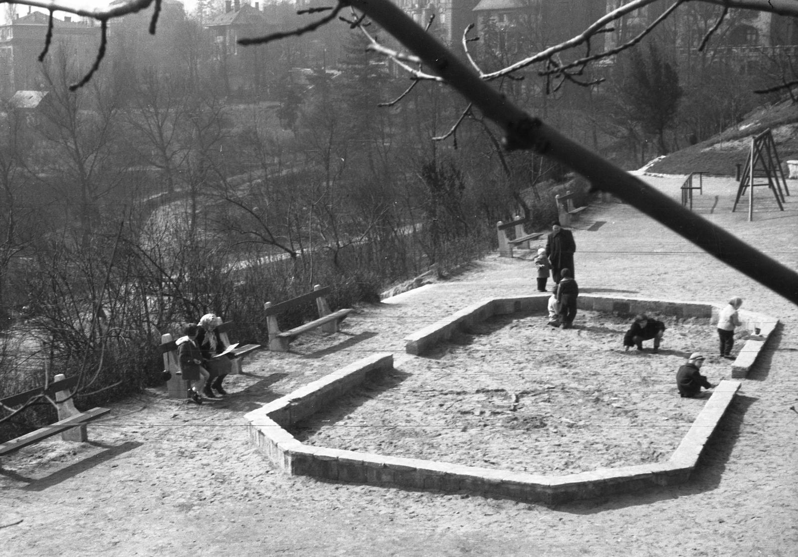 Hungary, Budapest XI., játszótér a Gellért Gyógyfürdővel szemben a későbbi Szabó Dezső sétányon., 1962, Bán Tamás, sandpit, Budapest, Fortepan #304449