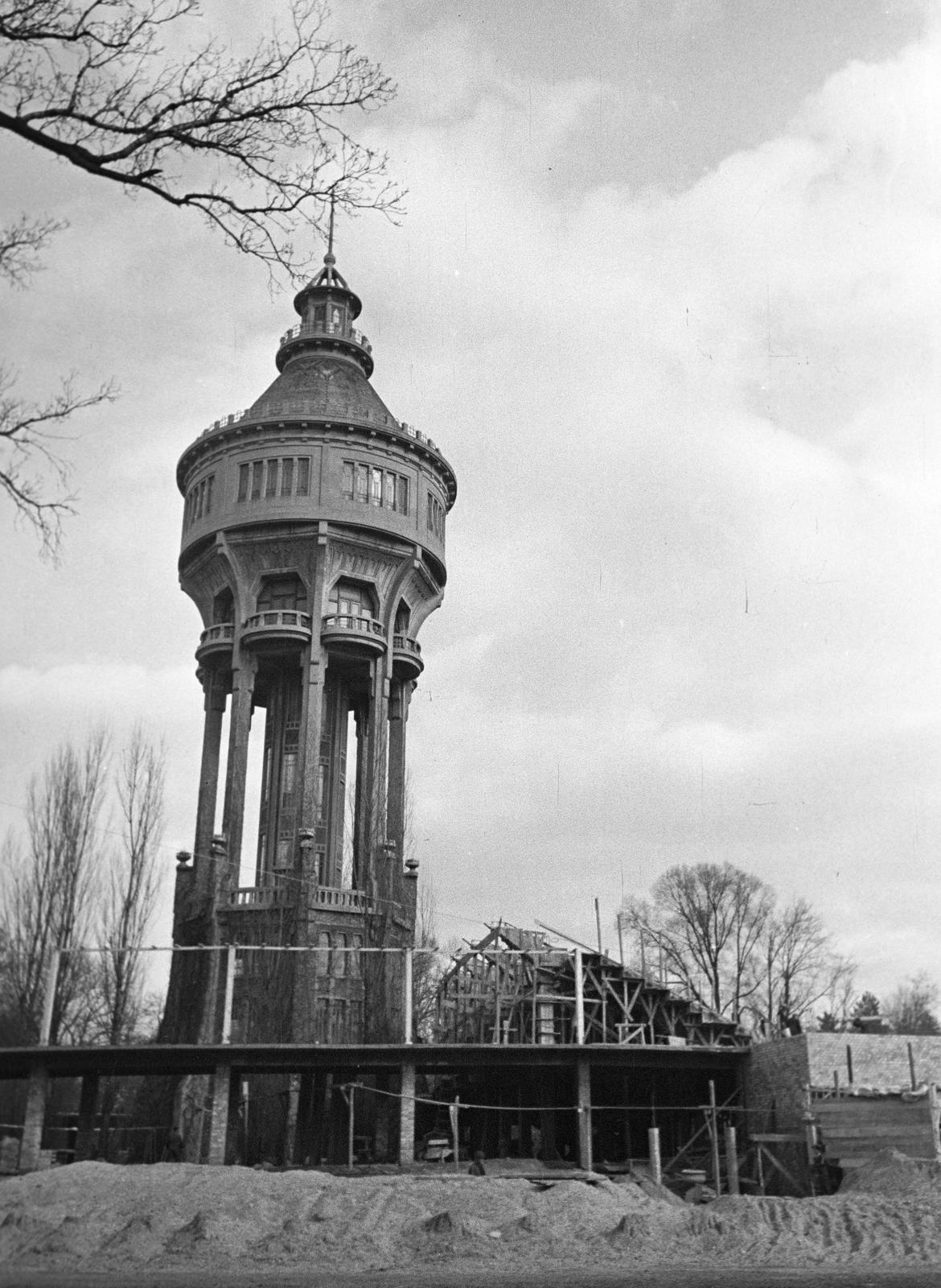 Magyarország, Margitsziget, Budapest, a Margitszigeti Szabadtéri Színpad építése., 1938, Inkey Tibor, víztorony, Fortepan #304464