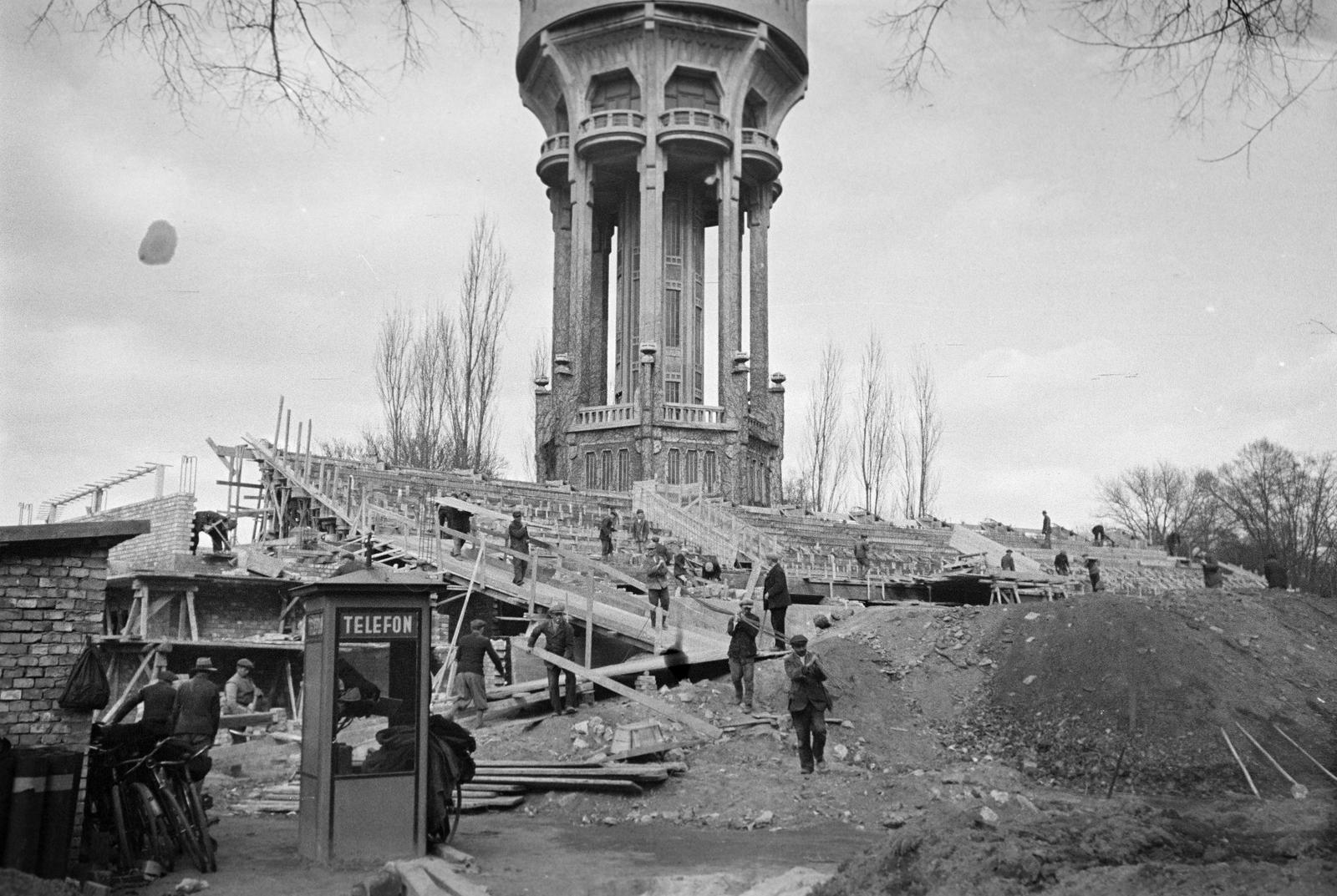 Magyarország, Margitsziget, Budapest, a Margitszigeti Szabadtéri Színpad építése., 1938, Inkey Tibor, Best of, telefonfülke, víztorony, szabadtéri színpad, nézőtér, építkezés, Fortepan #304466