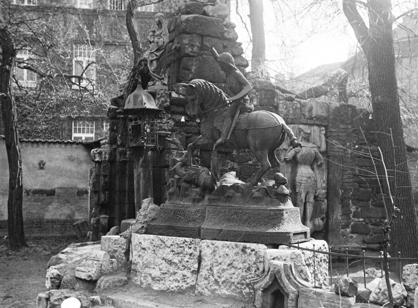 1939, Inkey Tibor, damaged artefact, Saint George-portrayal, horse sculpture, Fortepan #304468