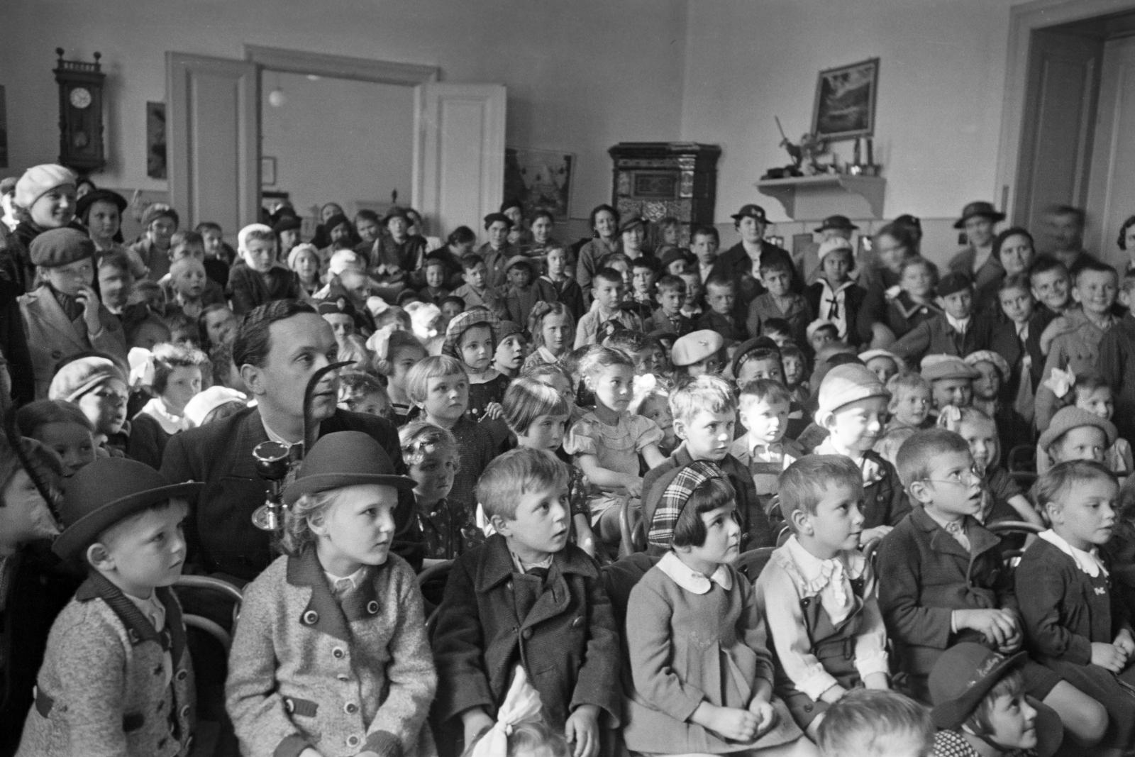 1938, Inkey Tibor, ingaóra, gyerekek, közönség, Fortepan #304471