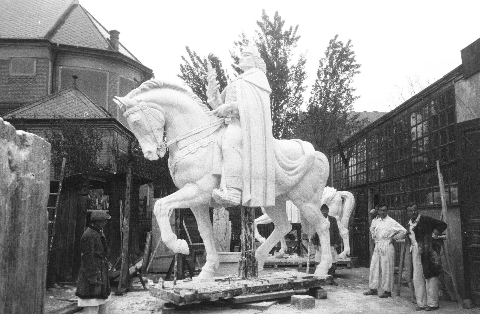 Magyarország, Budapest VIII., Százados úti művésztelep, háttérben a Kerepesi úti Lisieux-i Szent Teréz-templom (Törökőri templom). Sidló Ferenc alkotása, Szent István, Székesfehérvárra készített, bronz szobrának gipszmintája két példányban., 1938, Inkey Tibor, lovas szobor, Budapest, Fortepan #304484