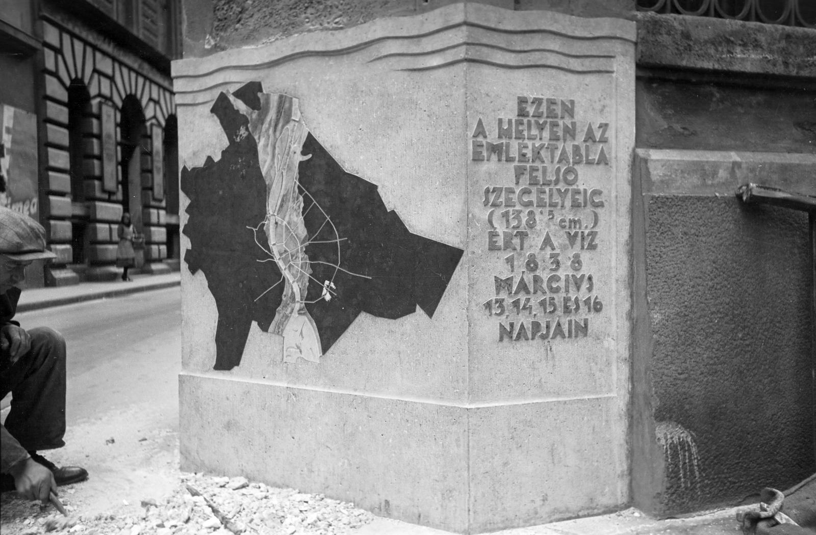 Magyarország, Budapest V., Királyi Pál utca - Szerb utca sarok. A felvétel az 1838-as pesti nagy árvíz 100 éves évfordulójára állított emléktábla kivitelezésekor készült. Az alkotást Gerő László dr és Tabi Ede építész készítette., 1938, Inkey Tibor, árvíz, emlékhely, térkép, Budapest, Fortepan #304489
