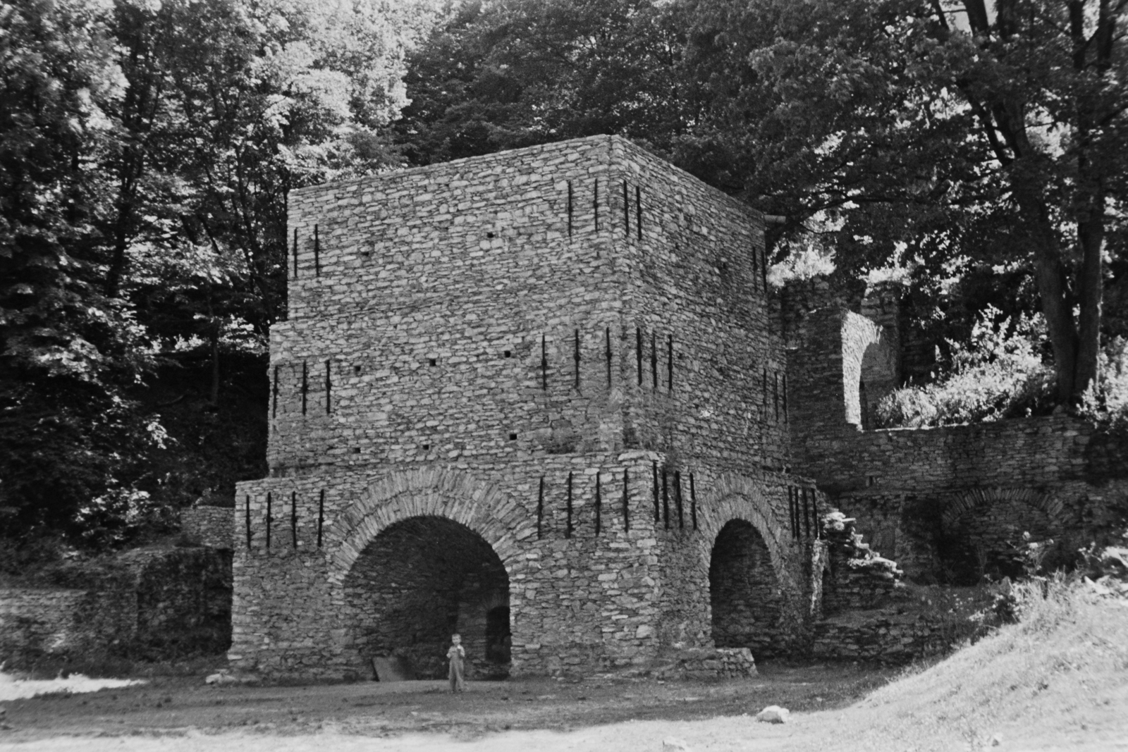 Hungary, Miskolc, Újmassa, Őskohó., 1960, Németh Tamás, architectural heritage, kid, monument, Fortepan #30449