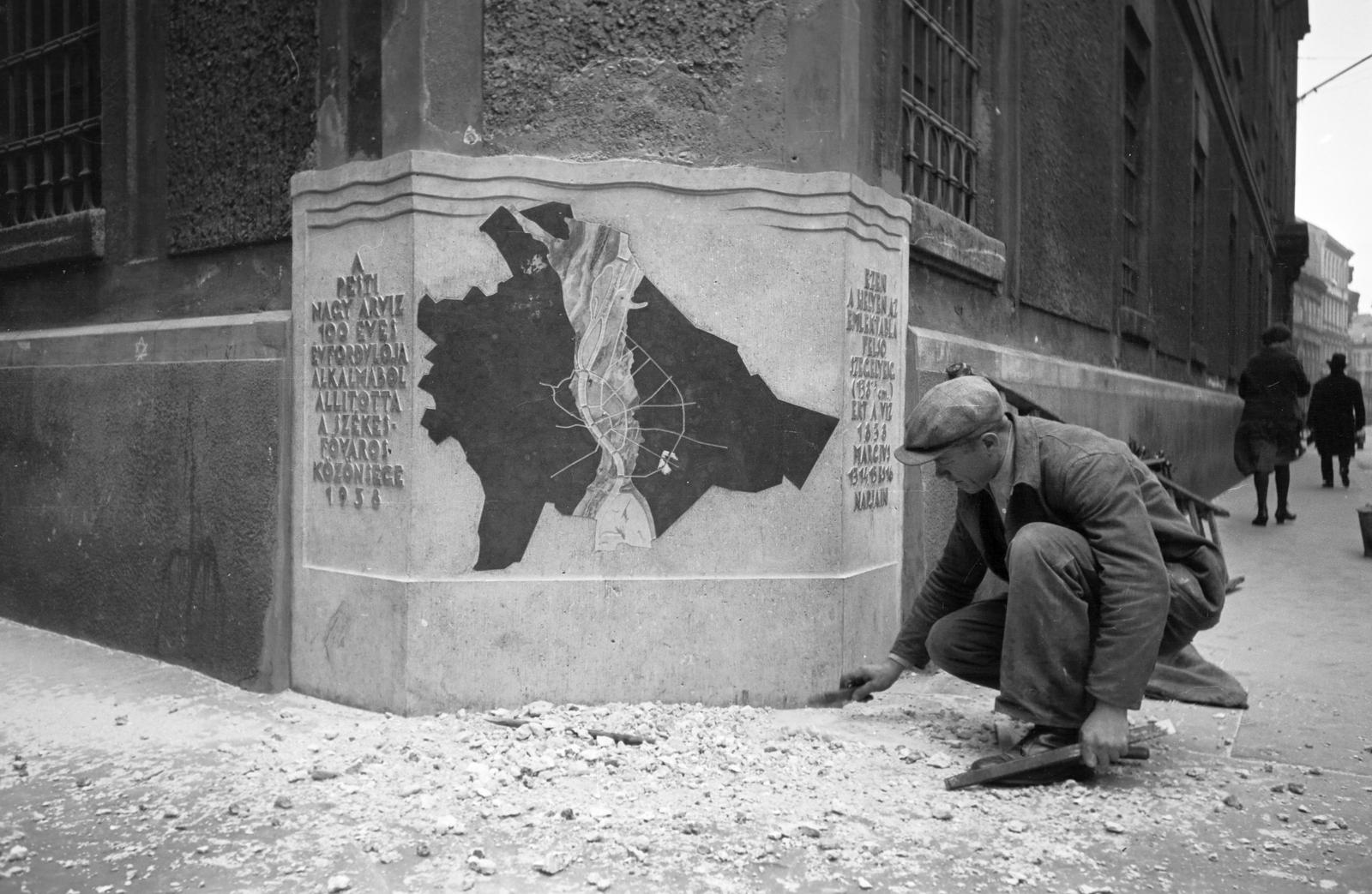 Magyarország, Budapest V., Királyi Pál utca - Szerb utca sarok. A felvétel az 1838-as pesti nagy árvíz 100 éves évfordulójára állított emléktábla kivitelezésekor készült. Az alkotást Gerő László dr és Tabi Ede építész készítette., 1938, Inkey Tibor, Budapest, Fortepan #304490