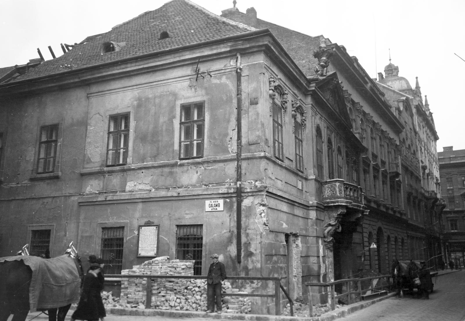 Hungary, Budapest V., Galamb utca - Piarista utca sarok, a Péterffy-palota / Krist-ház átépítése. Itt alakították ki a 100 éves Krist sörözőt, később ennek a helyén nyílt meg a Százéves Étterem., 1938, Inkey Tibor, memorial plaque, street name sign, cornerhouse, Budapest, Fortepan #304491