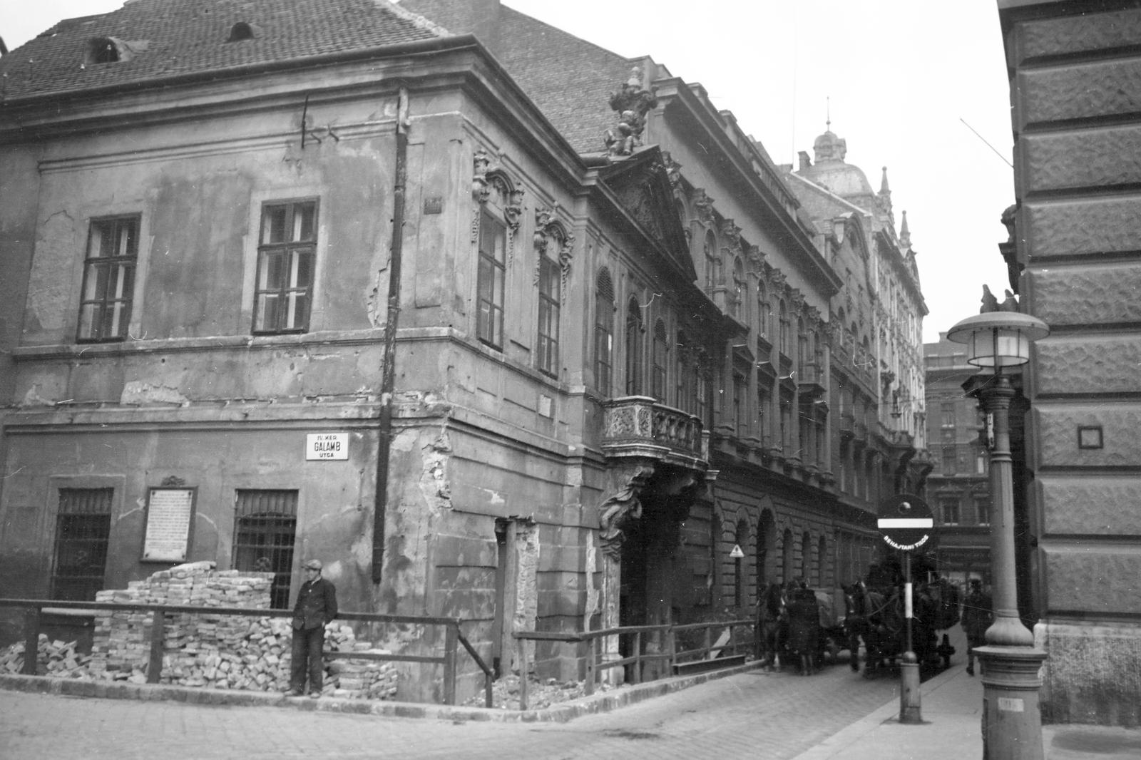 Hungary, Budapest V., Galamb utca - Piarista utca sarok, a Péterffy-palota / Krist-ház átépítése. Itt alakították ki a 100 éves Krist sörözőt, később ennek a helyén nyílt meg a Százéves Étterem., 1938, Inkey Tibor, Budapest, Fortepan #304492