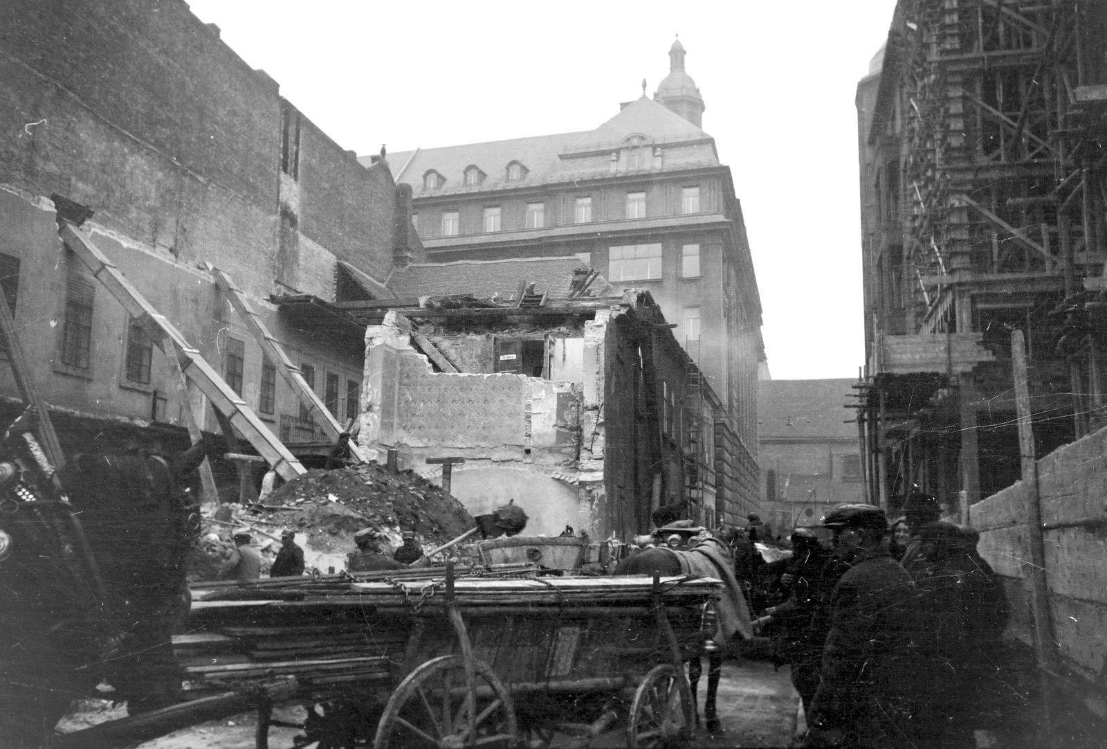 Magyarország, Budapest V., Galamb utca, a felvétel az 1-es számú ház bontásakor készült. Háttérben a Piarista Rendház (később Sapientia Szerzetesi Hittudományi Főiskola) épülete., 1938, Inkey Tibor, Budapest, Fortepan #304493