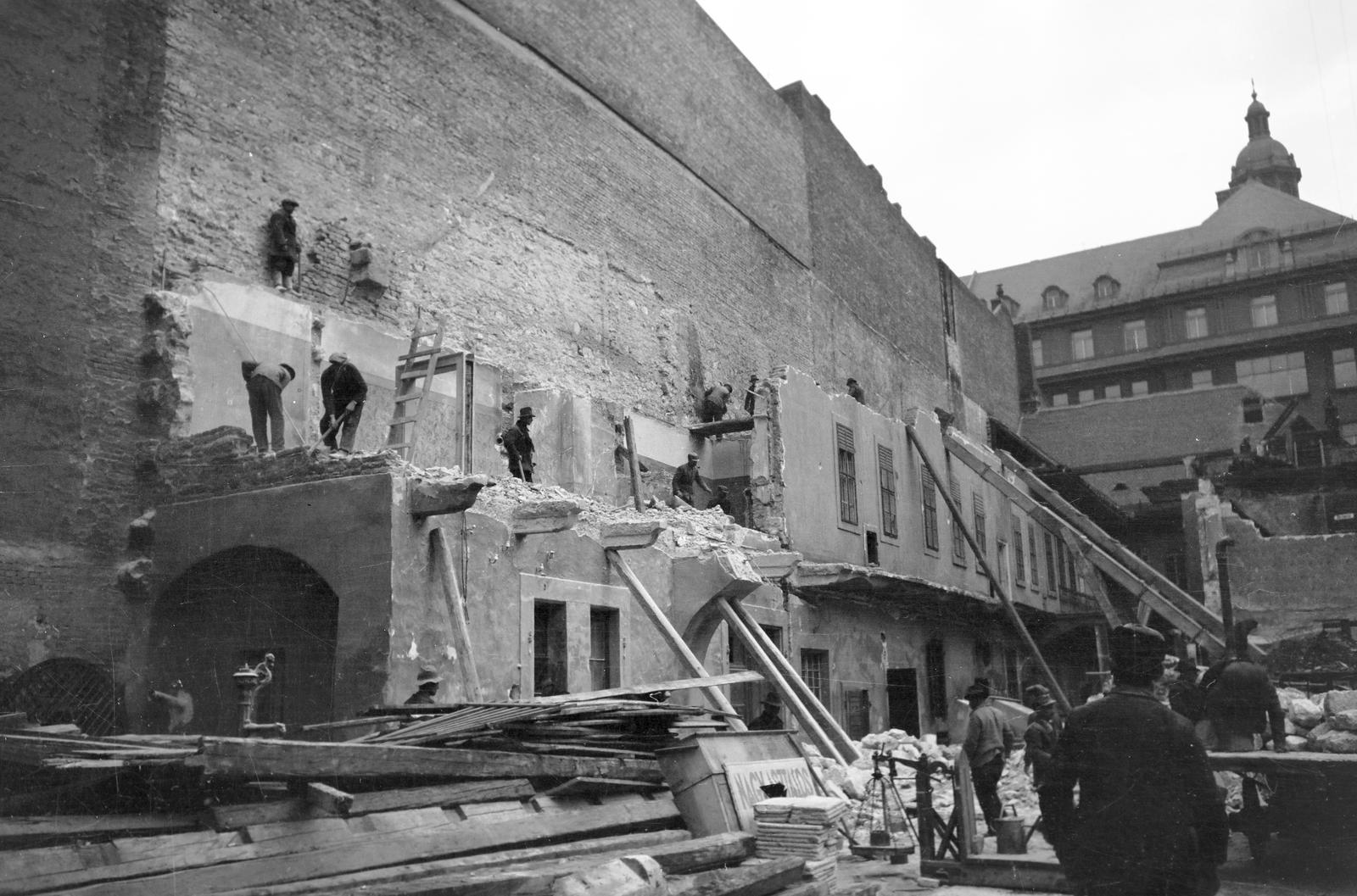 Hungary, Budapest V., Galamb utca, a felvétel az 1-es számú ház bontásakor készült. Háttérben a Piarista Rendház (később Sapientia Szerzetesi Hittudományi Főiskola) épülete., 1938, Inkey Tibor, demolition, Budapest, Fortepan #304495