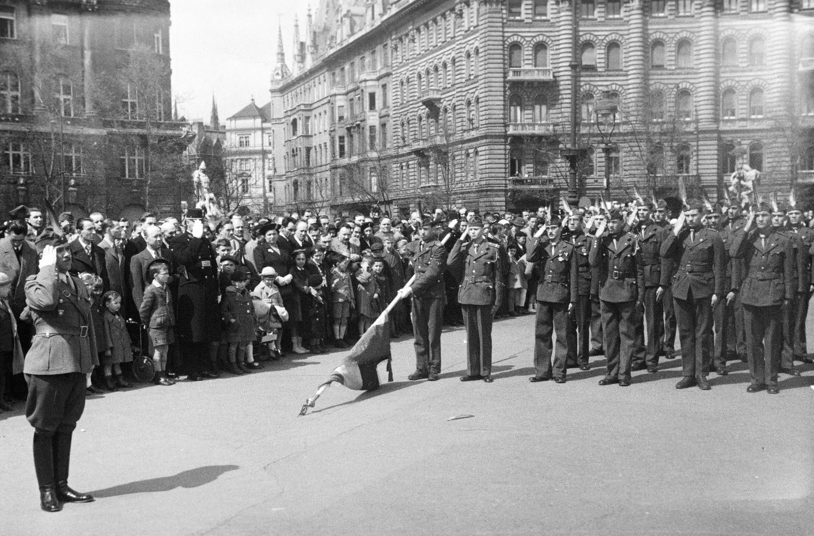 1939, Inkey Tibor, salute, flag, Fortepan #304505