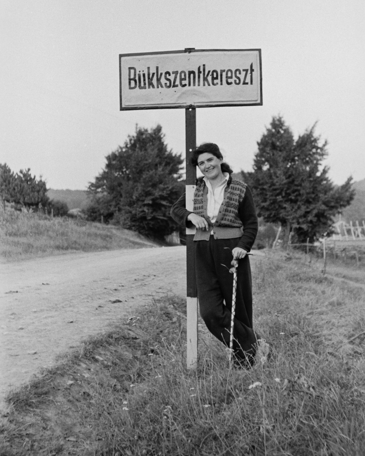 Magyarország, Bükkszentkereszt, határában., 1960, Németh Tamás, útjelző tábla, turistabot, nadrág, hölgy, botjelvény, blúz, kardigán, Fortepan #30451