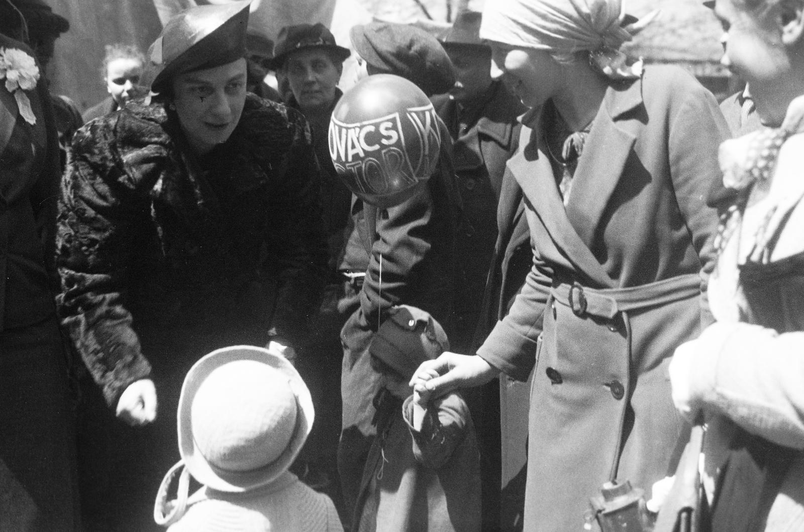 Magyarország, Budapest V., adománygyűjtés az Országos Gyermekvédő Liga számára a Belvárosi Ferences templomnál. Balra Darányi Kálmán miniszterelnök felesége., 1936, Inkey Tibor, Budapest, léggömb, Fortepan #304534